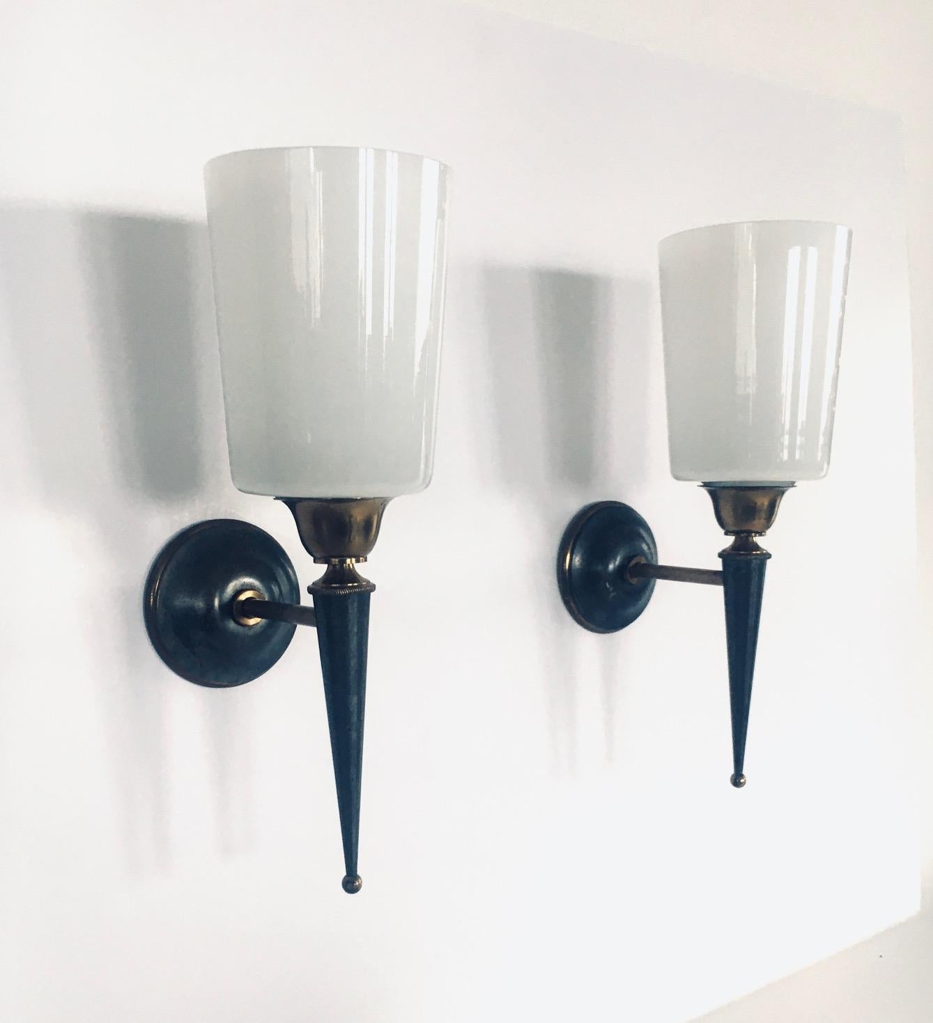 Francese Set di lampade da parete di design vintage in ottone e vetro opalino, Francia, anni '50 in vendita