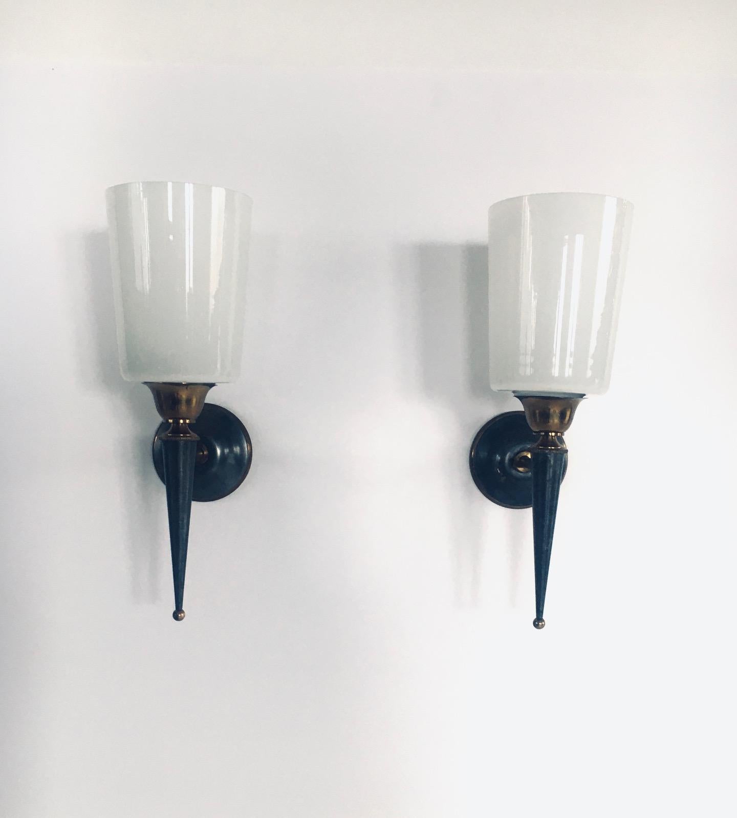 Set di lampade da parete di design vintage in ottone e vetro opalino, Francia, anni '50 In condizioni buone in vendita a Oud-Turnhout, VAN