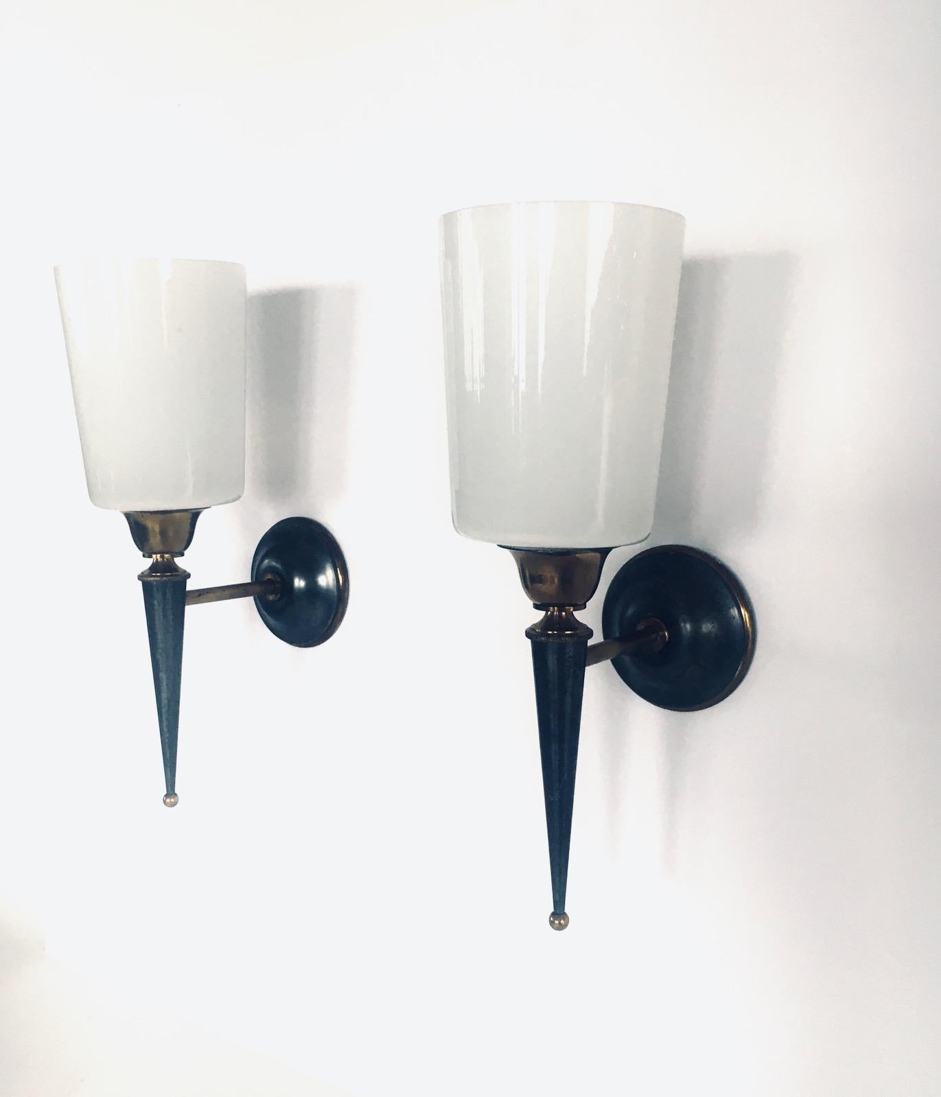 Metà XX secolo Set di lampade da parete di design vintage in ottone e vetro opalino, Francia, anni '50 in vendita