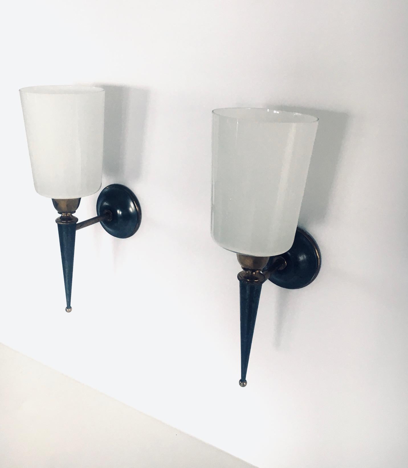 Ottone Set di lampade da parete di design vintage in ottone e vetro opalino, Francia, anni '50 in vendita