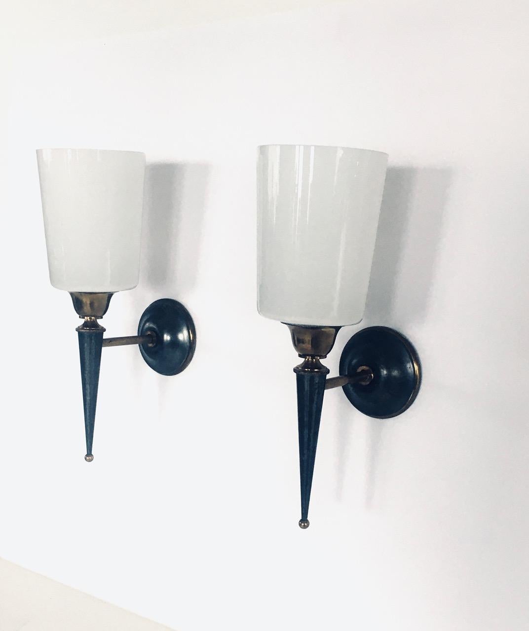Set di lampade da parete di design vintage in ottone e vetro opalino, Francia, anni '50 in vendita 1