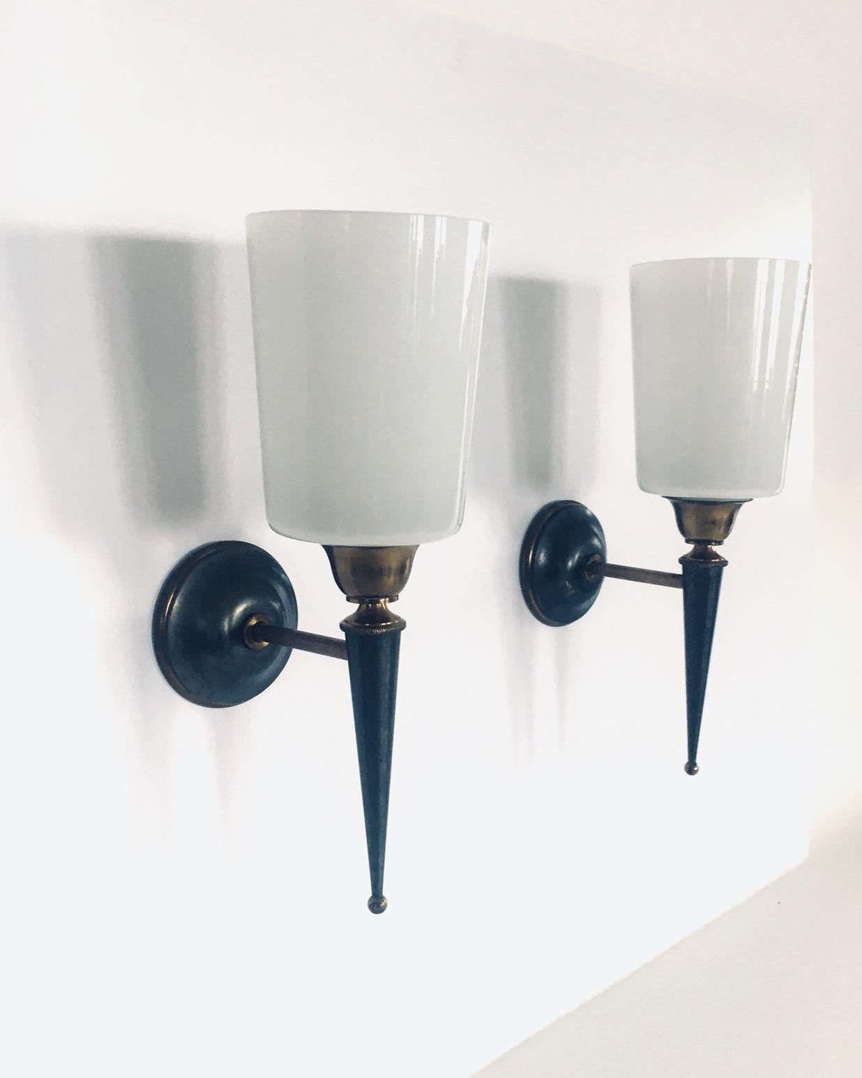 Set di lampade da parete di design vintage in ottone e vetro opalino, Francia, anni '50 in vendita 2