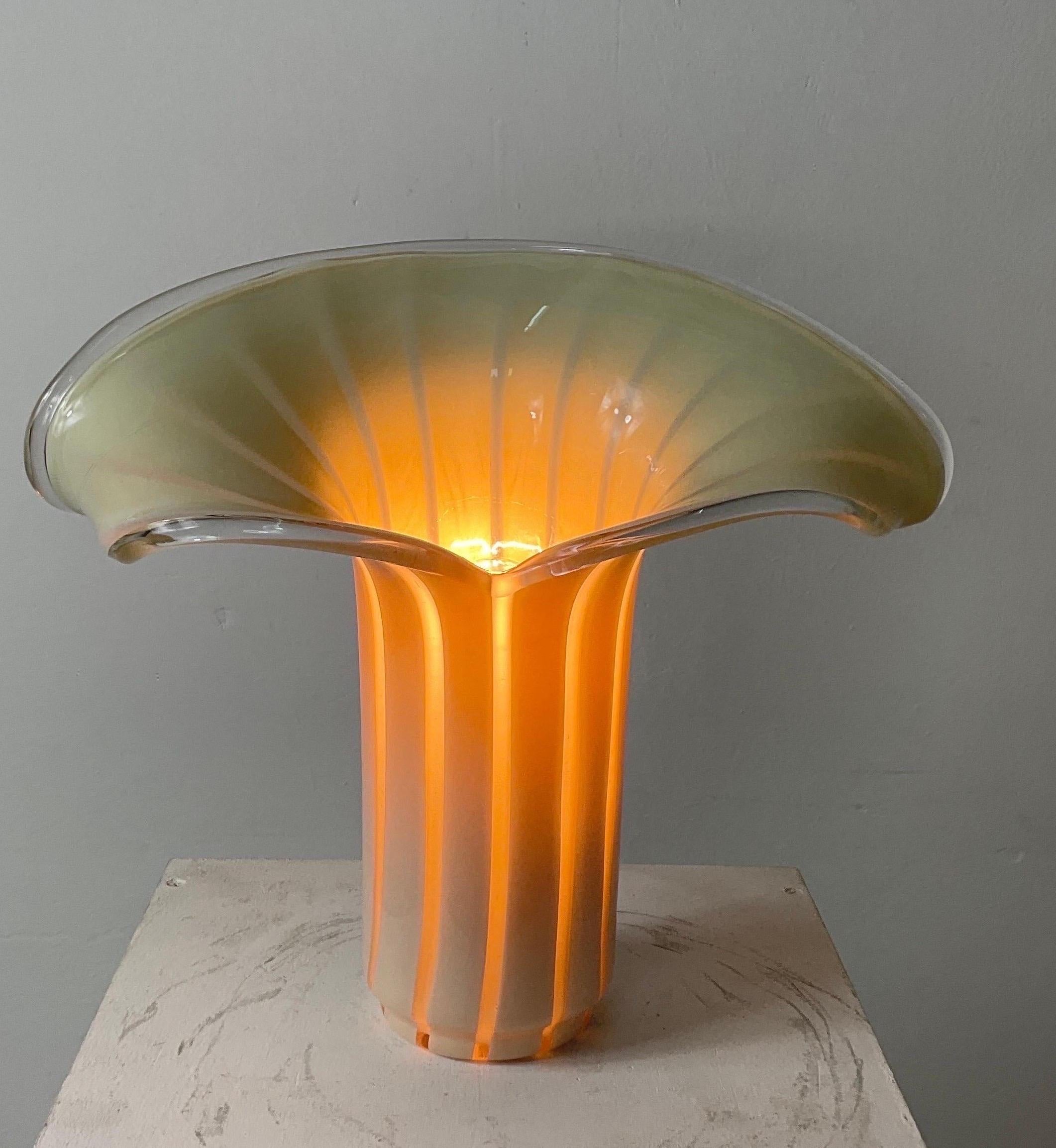 Murano glass countertop lamp in perfect condition attributable to the famous Italian designer Paolo Venini with a very rare shape.