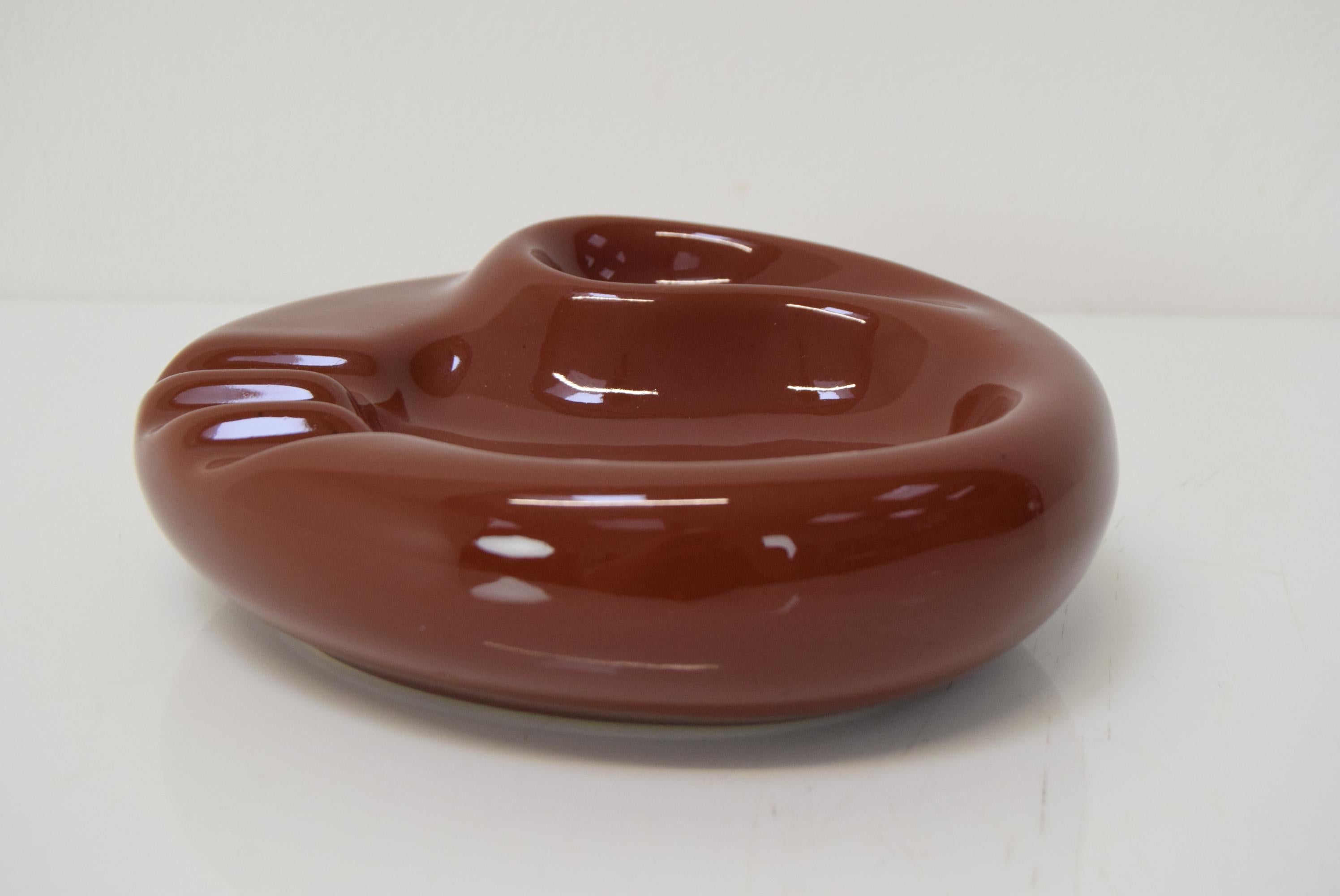 Posacenere in ceramica dal design vintage, anni '60. In condizioni buone in vendita a Praha, CZ