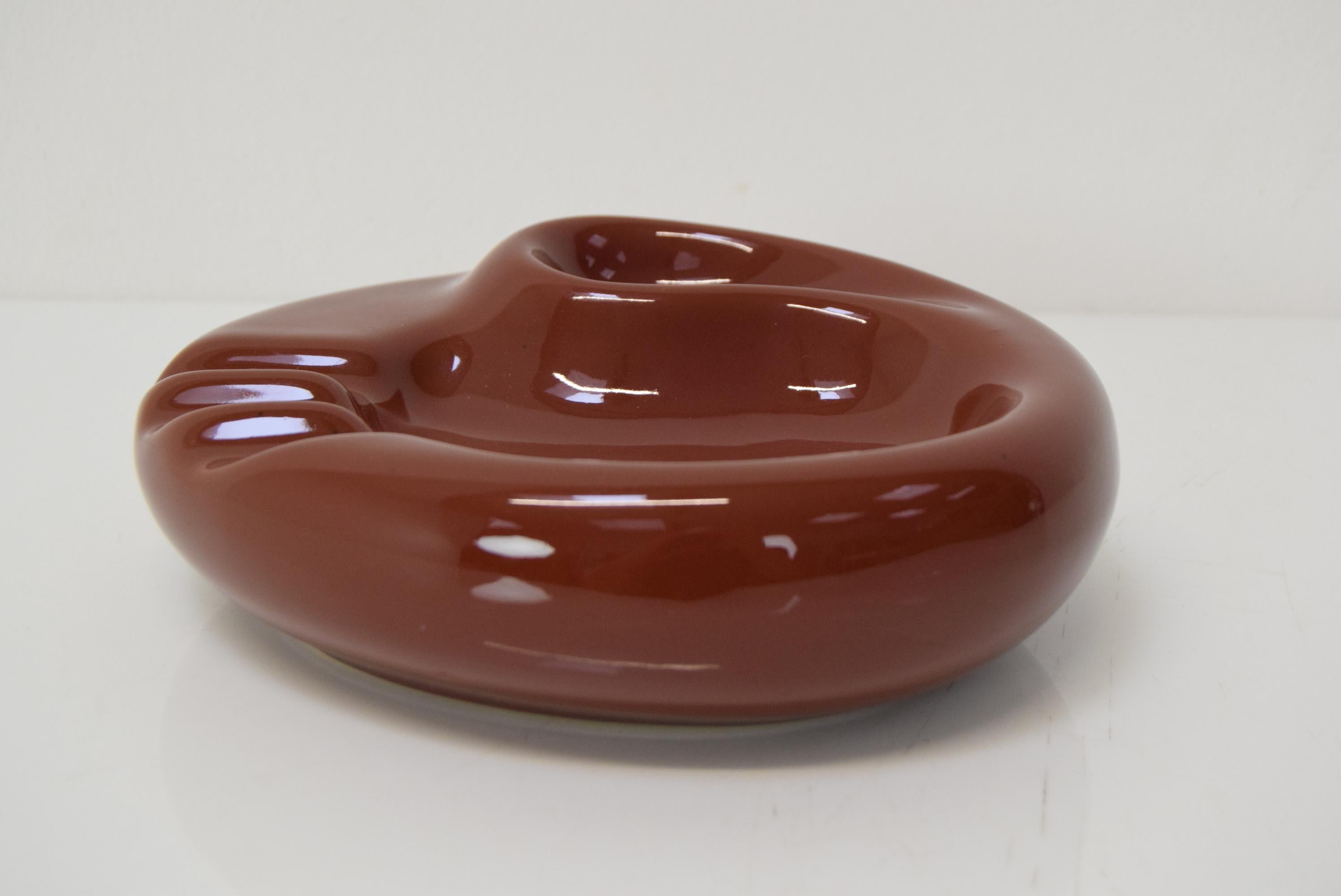 Vintage design Ceramic Ashtray, 1960's.  In Good Condition For Sale In Praha, CZ