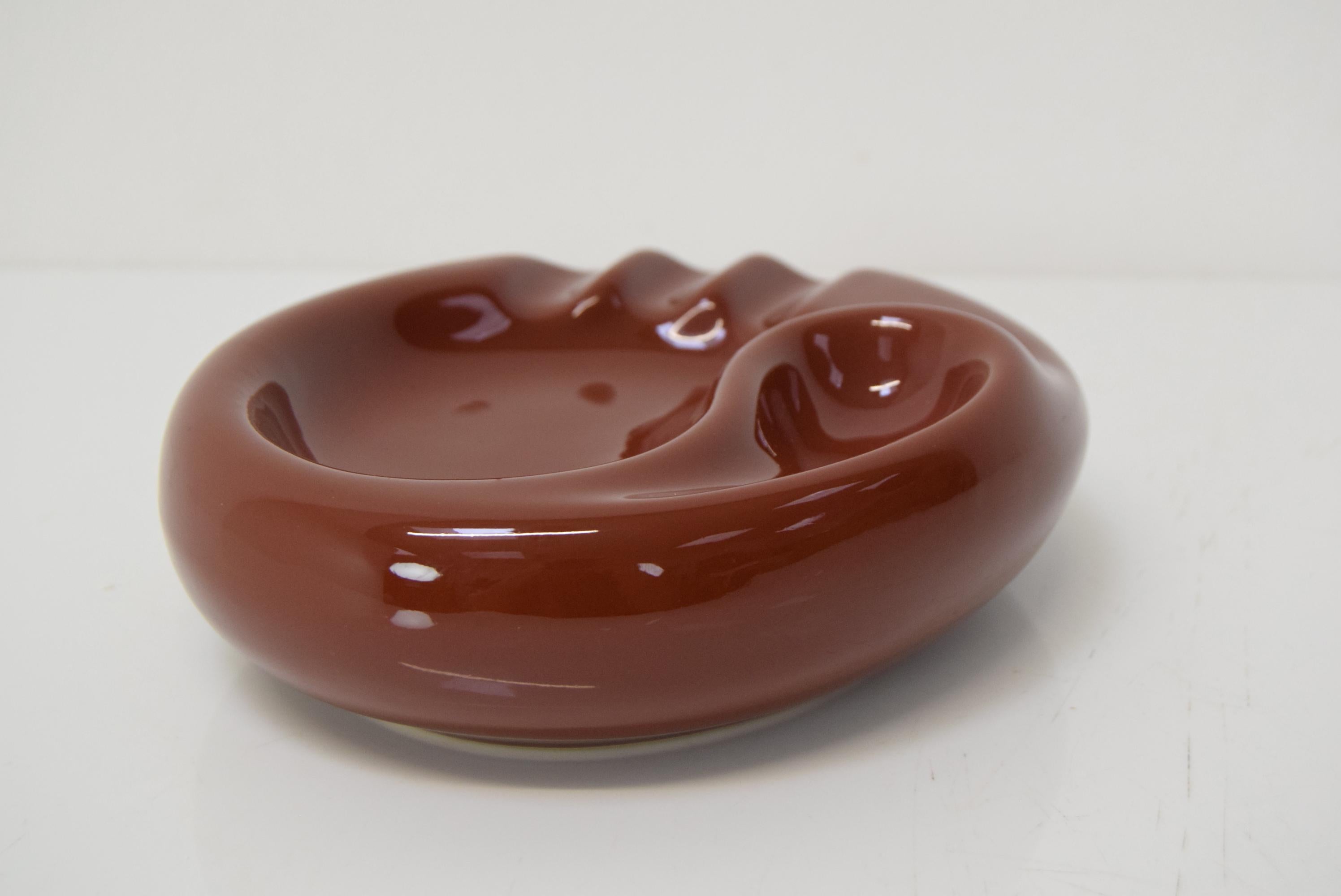 Metà XX secolo Posacenere in ceramica dal design vintage, anni '60. in vendita
