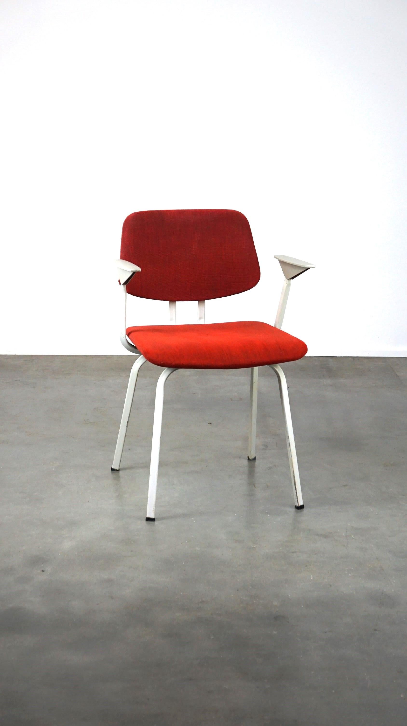 In offerta c'è questa sedia di design vintage di Friso Kramer per Ahrend de Cirkel della fine degli anni '60.

Questa sedia della fine degli anni '60 è opera del designer Friso Kramer per Ahrend de Cirkel. Si adatta a quasi tutti gli stili di