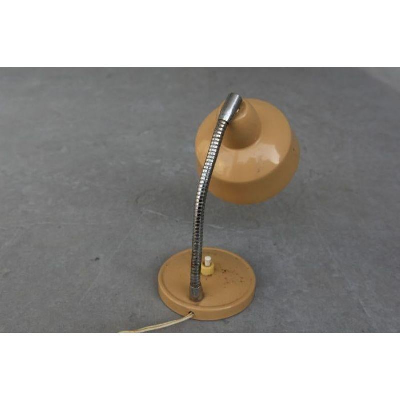 Vintage design cream lacquer desk lamp from the 80s, height 22 cm for a diameter of 10 cm.

Additional information: 
Material: Sheet metal
Style: Italian
Dimension: 50 H cm.
  
