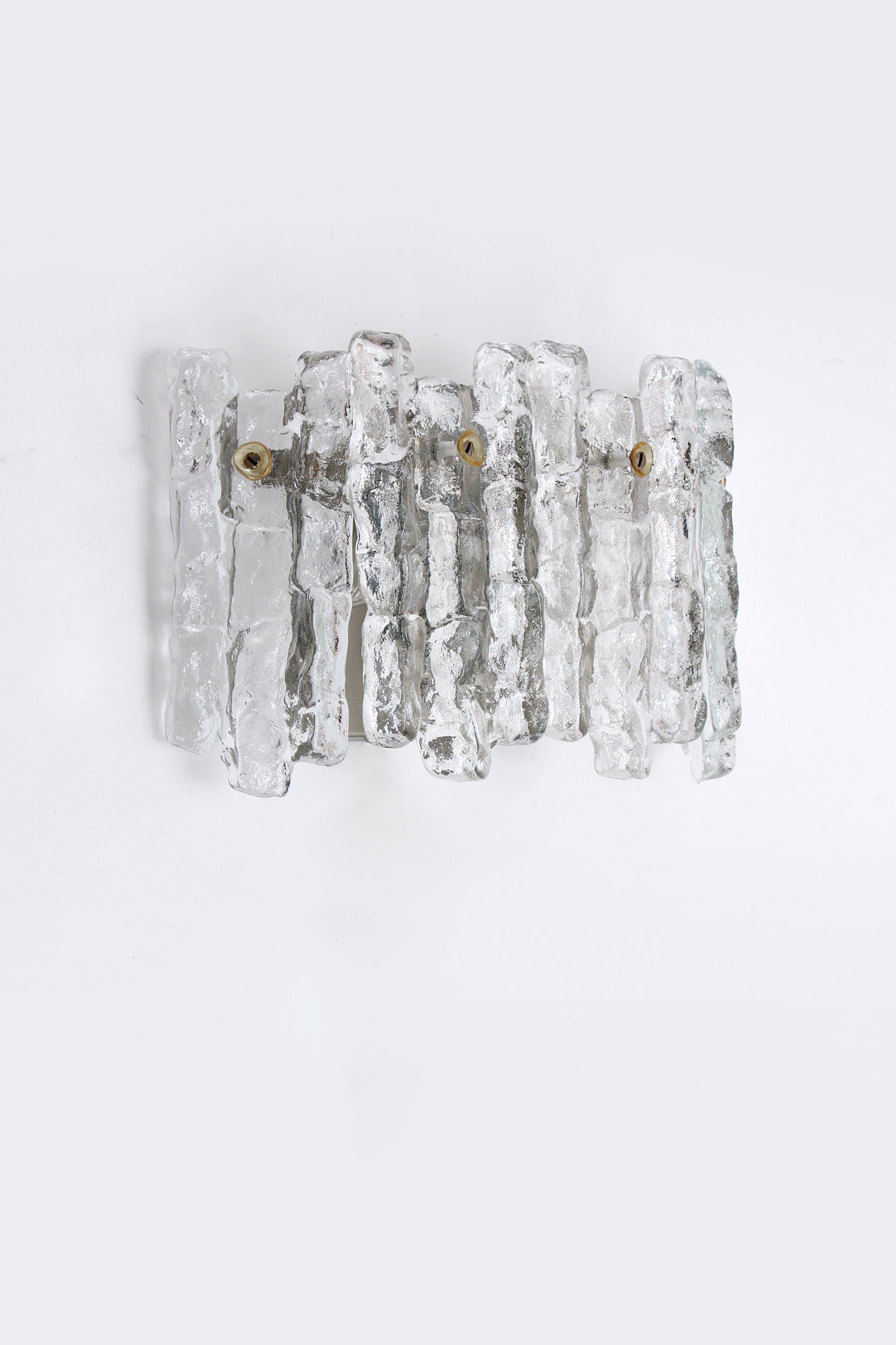 Vintage-Wandleuchte aus Kristall-Eisglas im Vintage-Design von J. T. Kalmar, Österreich 1960


Schöne und elegante moderne Wandleuchte aus Metall, hergestellt von J.T. Kalmar Österreich in den 1960er Jahren. 

Wunderschönes Design, das auf sehr
