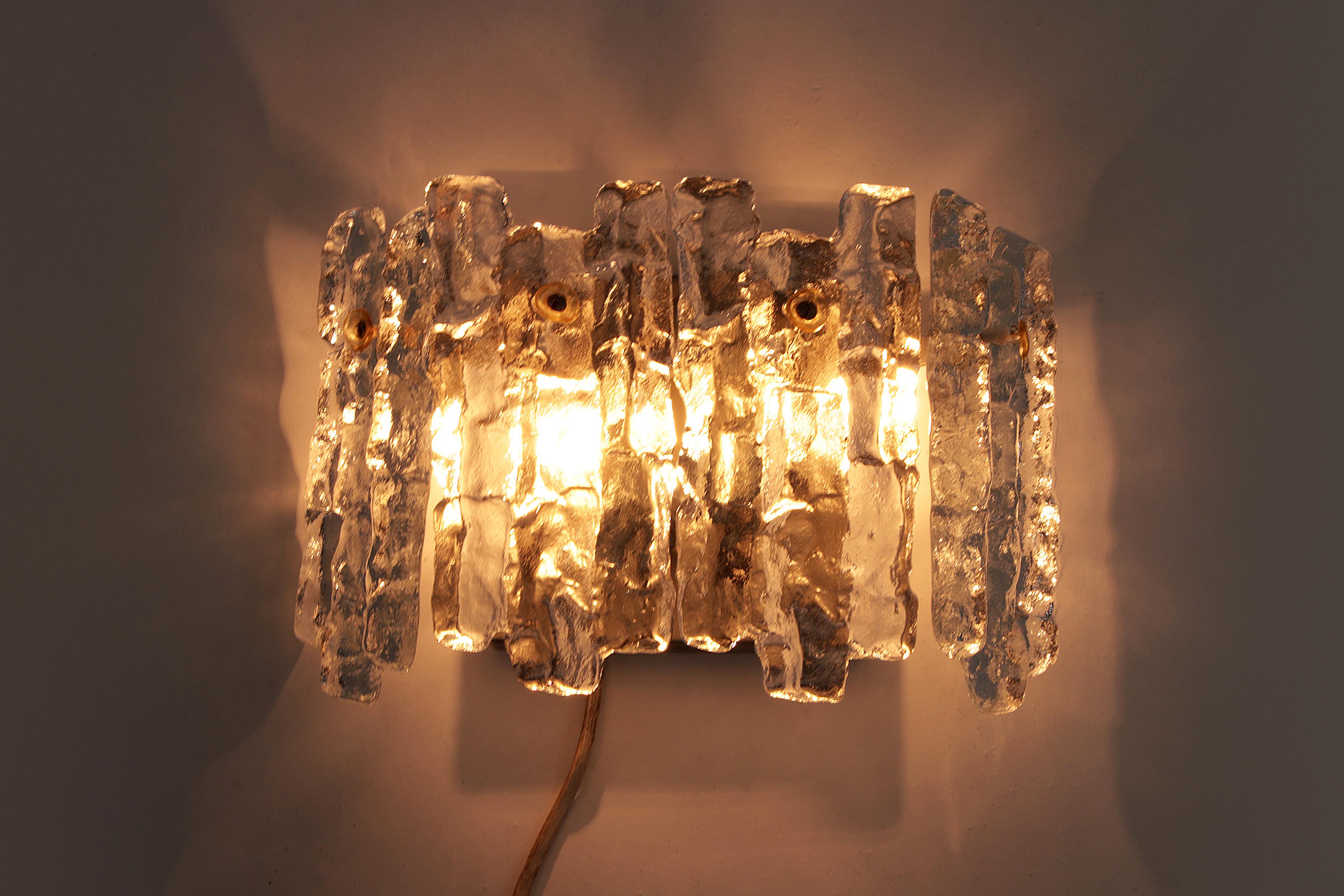 Vintage Design Crystal ice glass wall lamp design by J. T. Kalmar Austria 1960 In Good Condition For Sale In Oostrum-Venray, NL