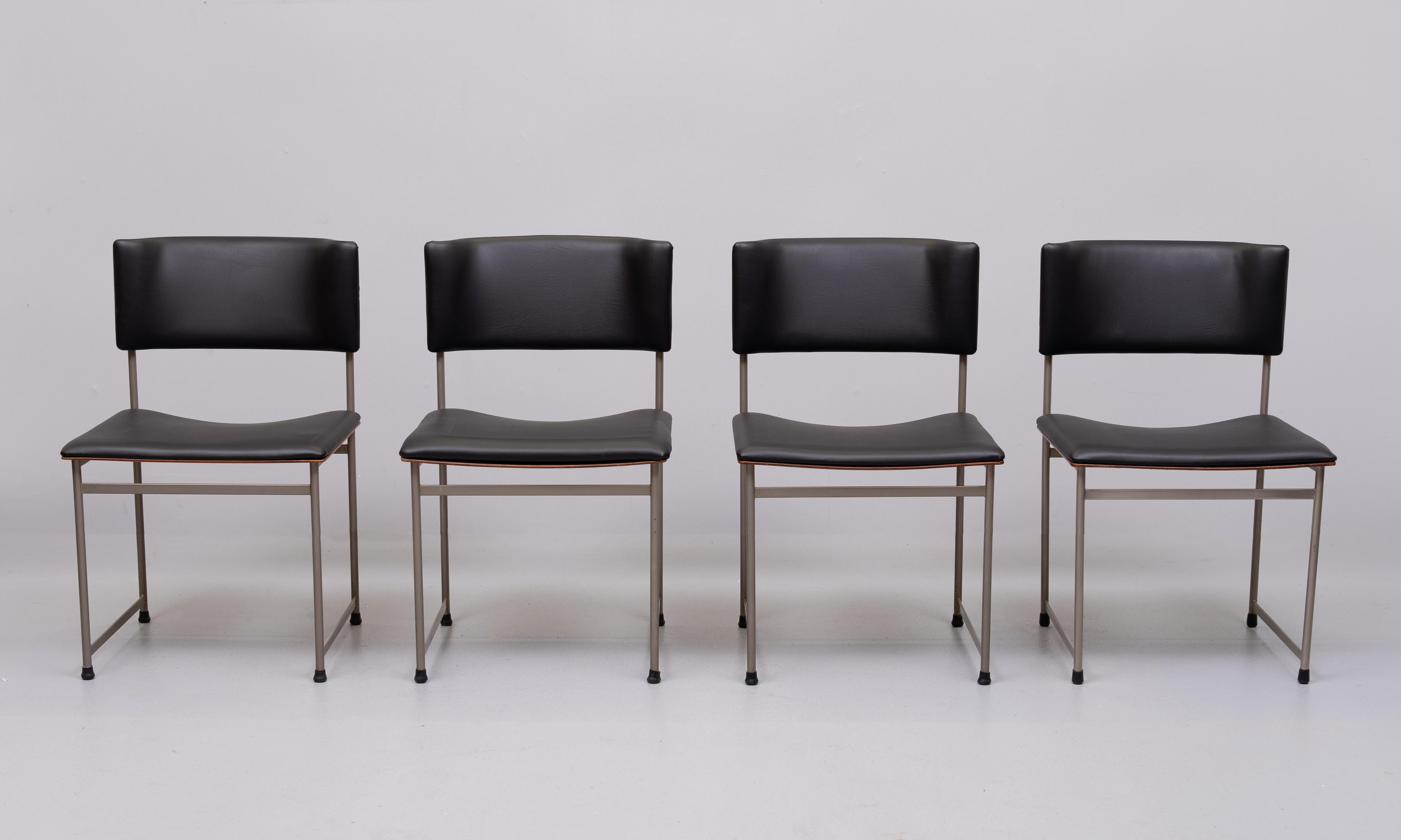 Luxuriöse Vintage-Stühle für den Esstisch, Typ SM08, entworfen von Cees Braakman und hergestellt von Pastoe, 1950er Jahre. Die Stühle haben ein schlankes Stahlgestell (vernickelt) mit einer Rückenlehne aus geschwungenem Palisanderfurnier und sind