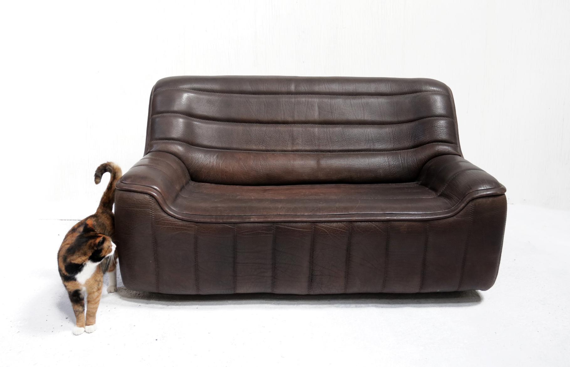 Vintage Design De Sede DS 84, 2-seat sofa, in thick neck leather made in Switzerland in the 1970s.
Very typical of De Sede designs are the beautiful thick stitching that determines the shape.
 