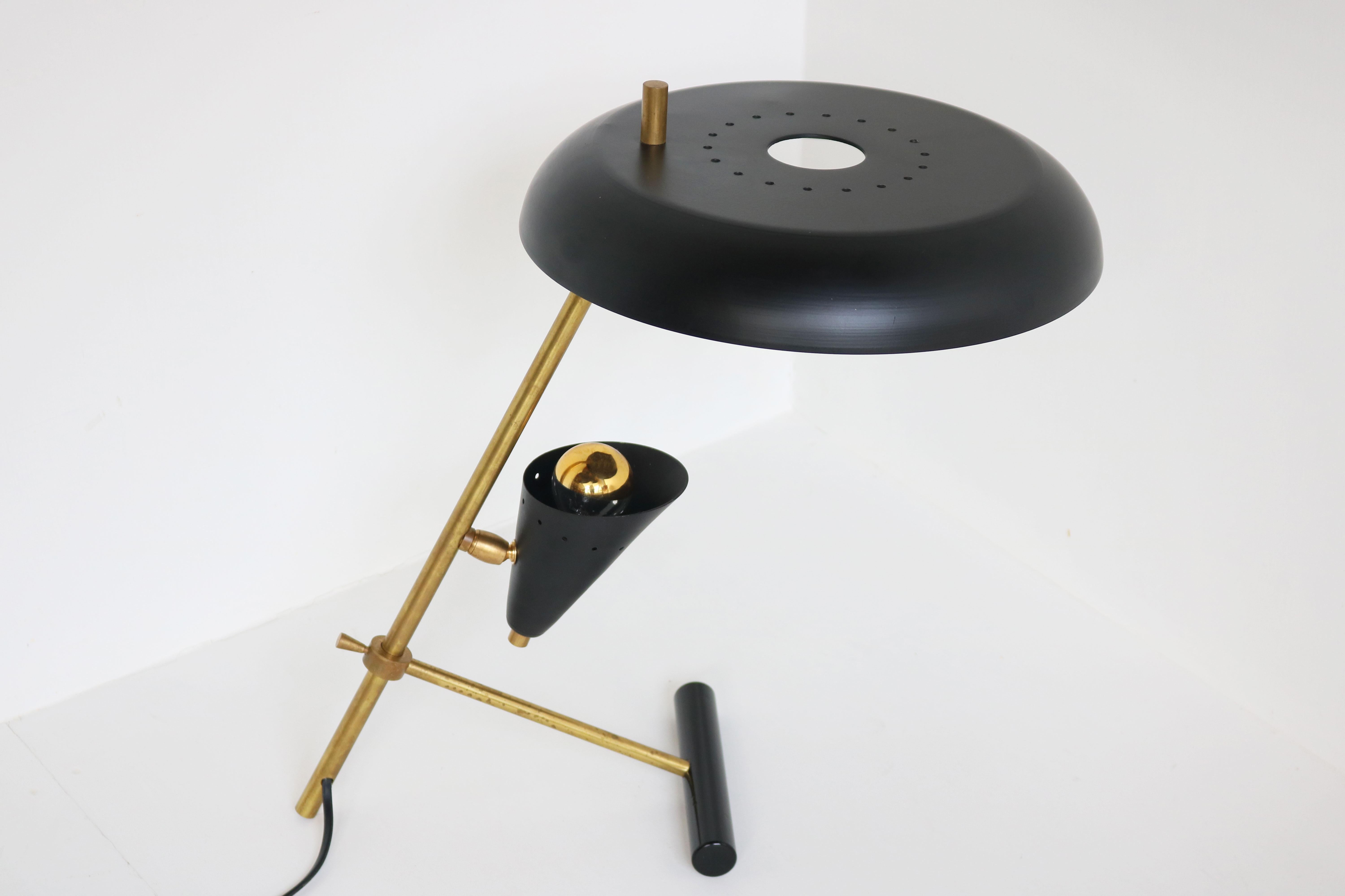 Mid-Century Modern Vintage Design Italian ''Z'' Shaped Desk Lamp Attributed to Stilnovo 1950 Table For Sale