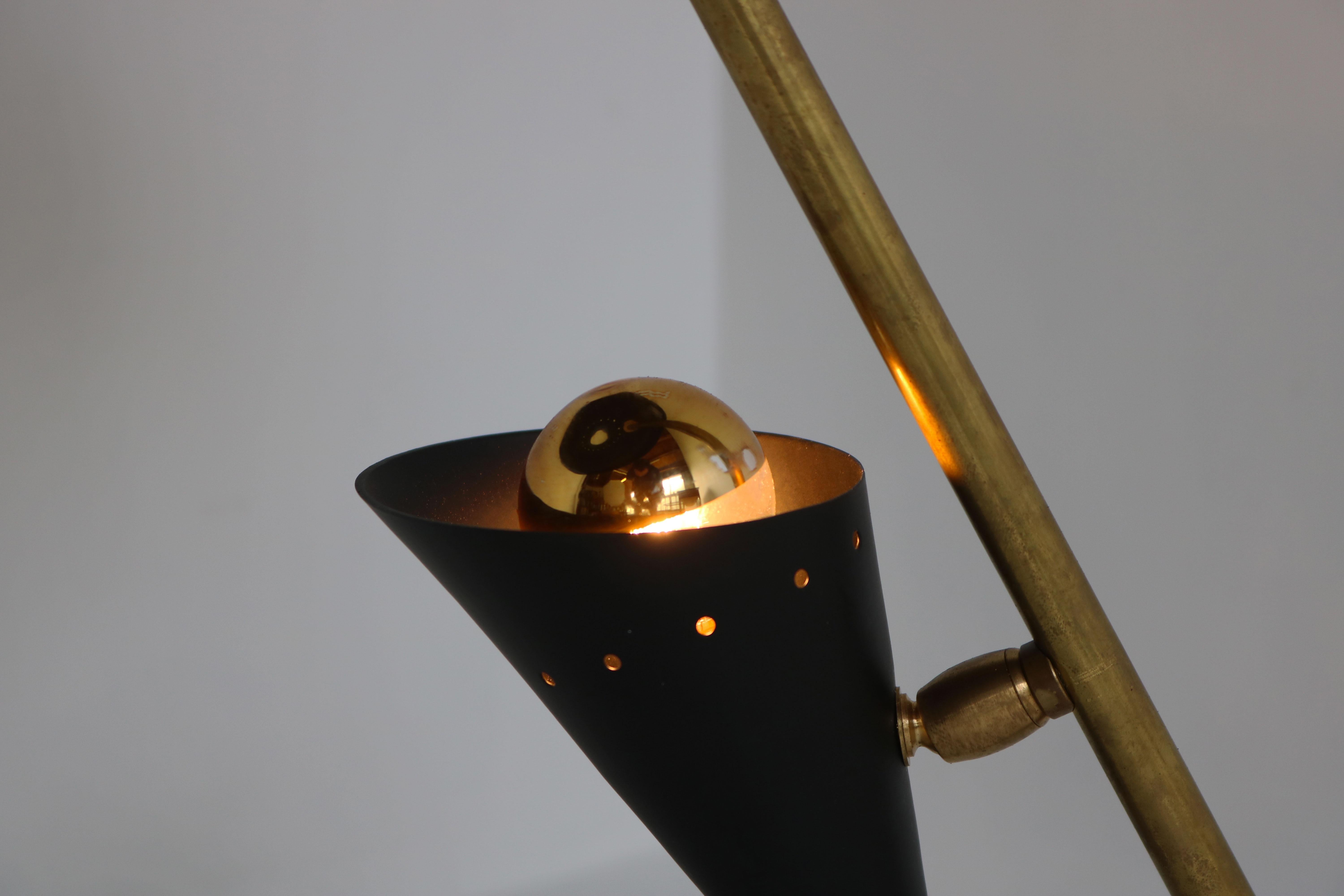 Mid-20th Century Vintage Design Italian ''Z'' Shaped Desk Lamp Attributed to Stilnovo 1950 Table For Sale