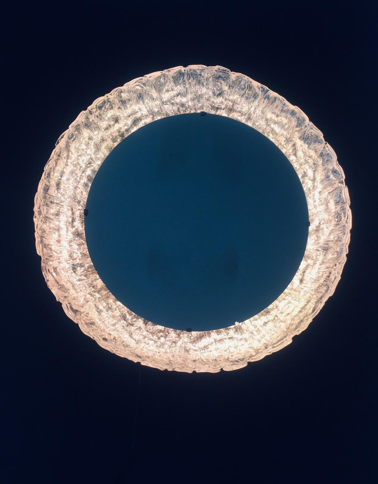 Vintage Midcentury Design Lucite Wall Mirror with Backlight by Egon Hillebrand for Hillebrand Leuchten. Fabriqué en Allemagne, dans les années 1970. Grand miroir rond avec structure de glace en plexiglas lucite flottant à l'arrière qui peut être