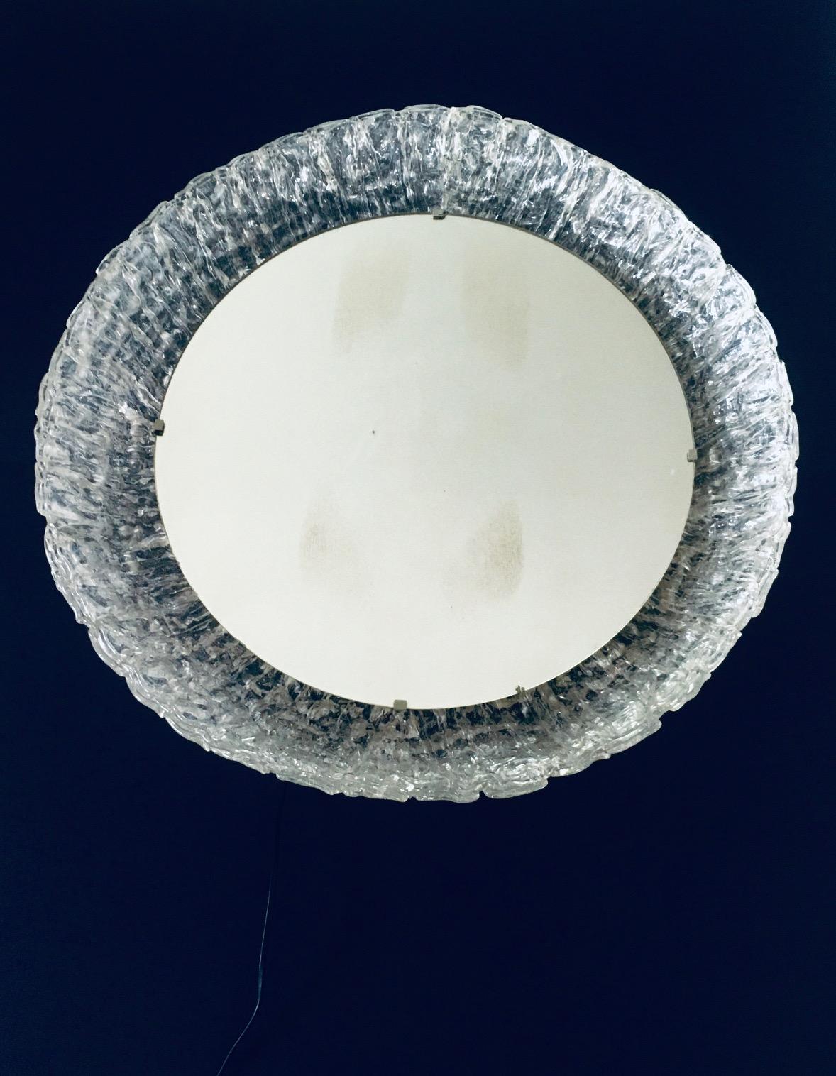Allemand Miroir mural à arrière-plan en lucite, Hillebrand, Allemagne, années 1970 en vente