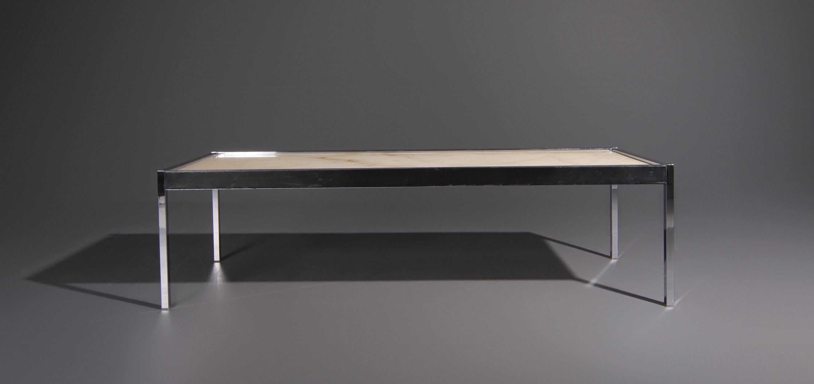Table basse design vintage en marbre des années 1970. La table basse a un cadre en métal dont les côtés sont recouverts de cuir. La table basse a un design minimaliste et le plateau en marbre présente un motif unique.

Cette table basse est en