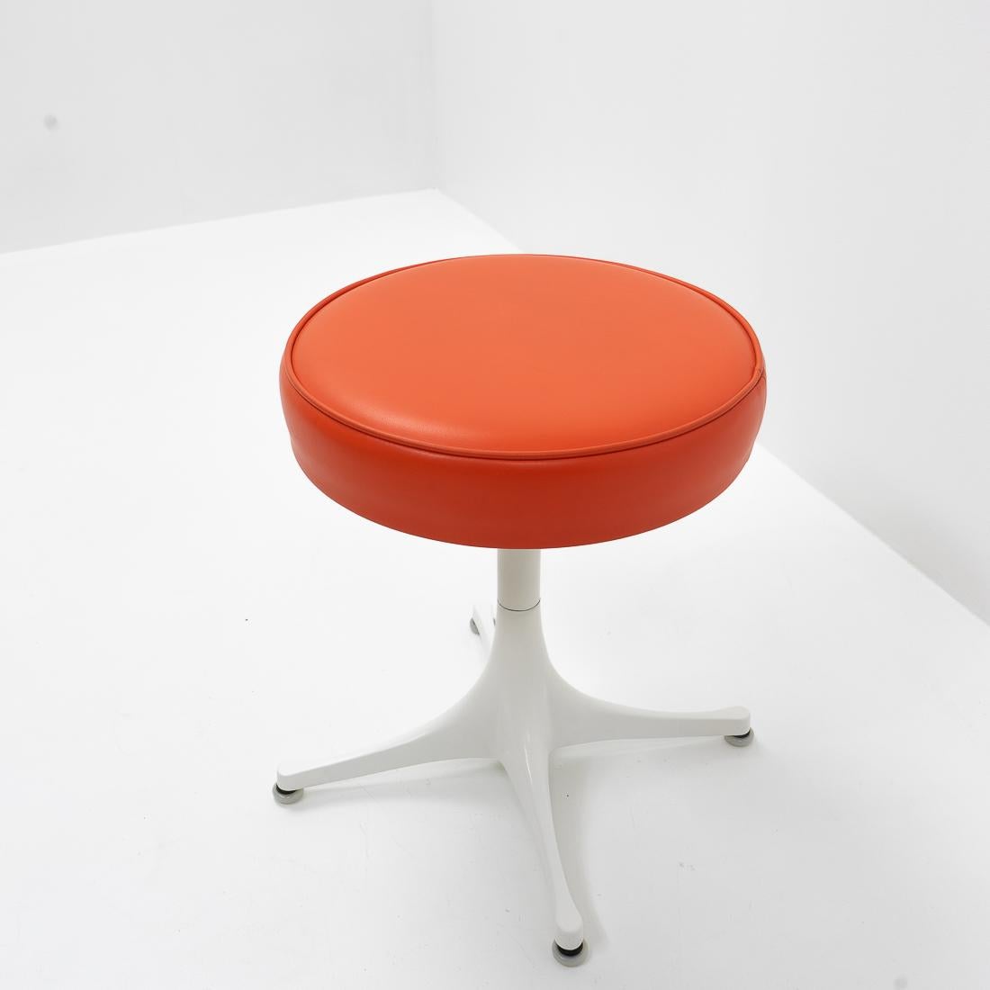 Vintage Design Nelson Swivel Pedestal Stool for Herman Miller, 1960s

Stool from the Pedestal series by George Nelson, with cover in playful orange vinyl. Nice and compact seat that could be practical in many situations and when not in use, easily
