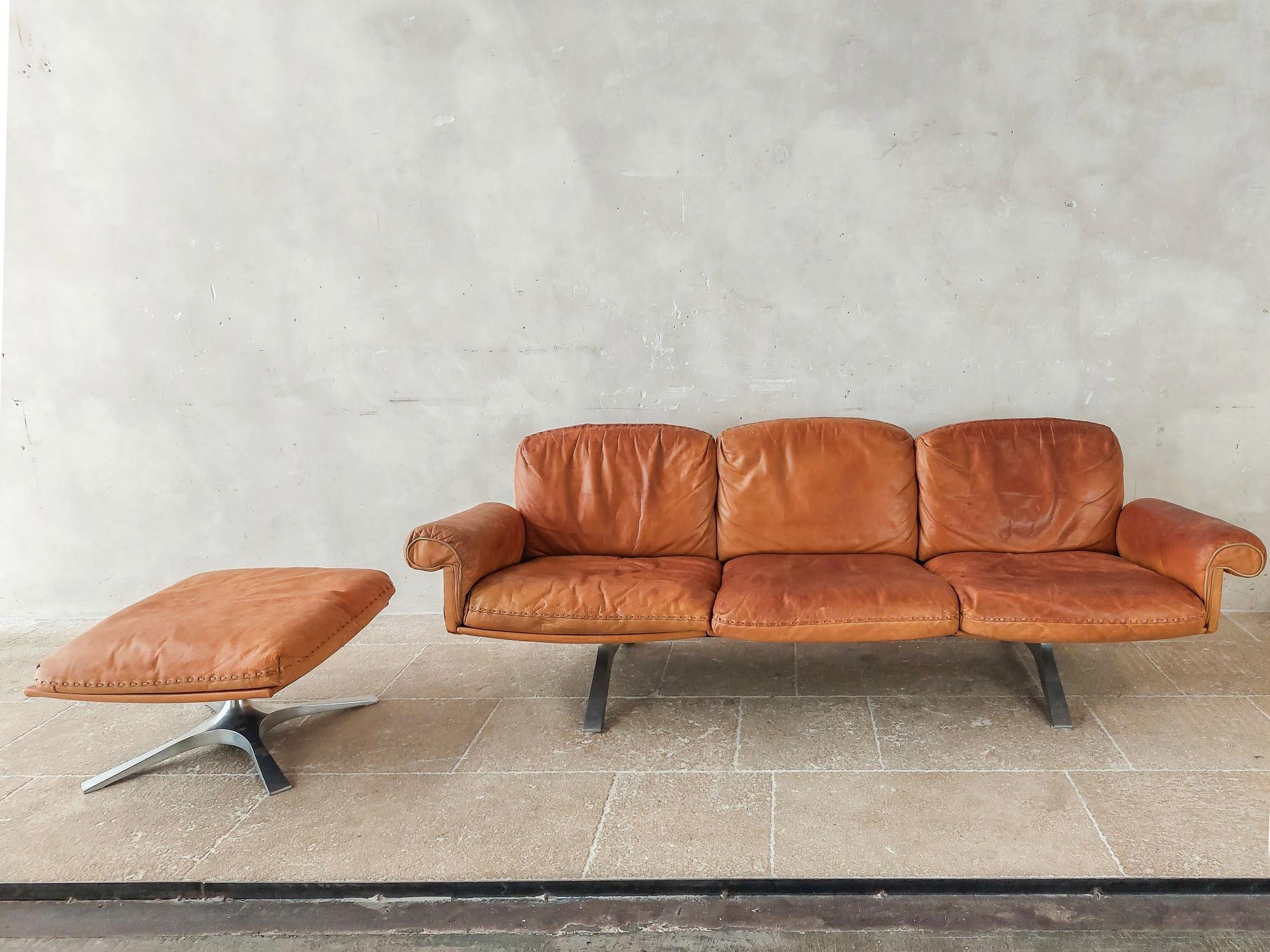 Vintage design sofa from De Sede, model DS31 with ottoman. A three-seater with hocker, in cognac-colored leather. Traces of wear and use consistent with age, see photos.

dimensions:

sofa: w 210 x d 75 x h 75 cm
seat height 40 cm

footstool: 60 x