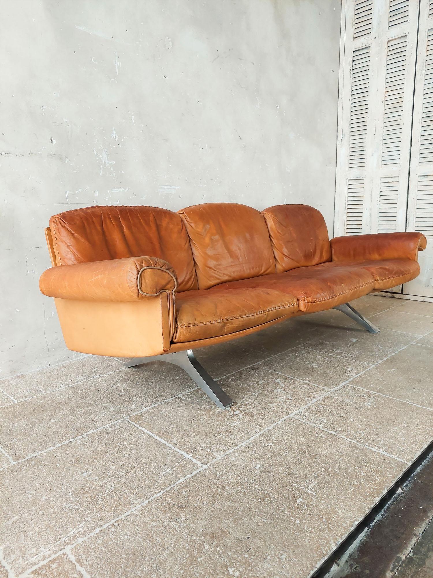 Swiss Vintage design sofa from De Sede and hocker , model DS31, in cognac leather