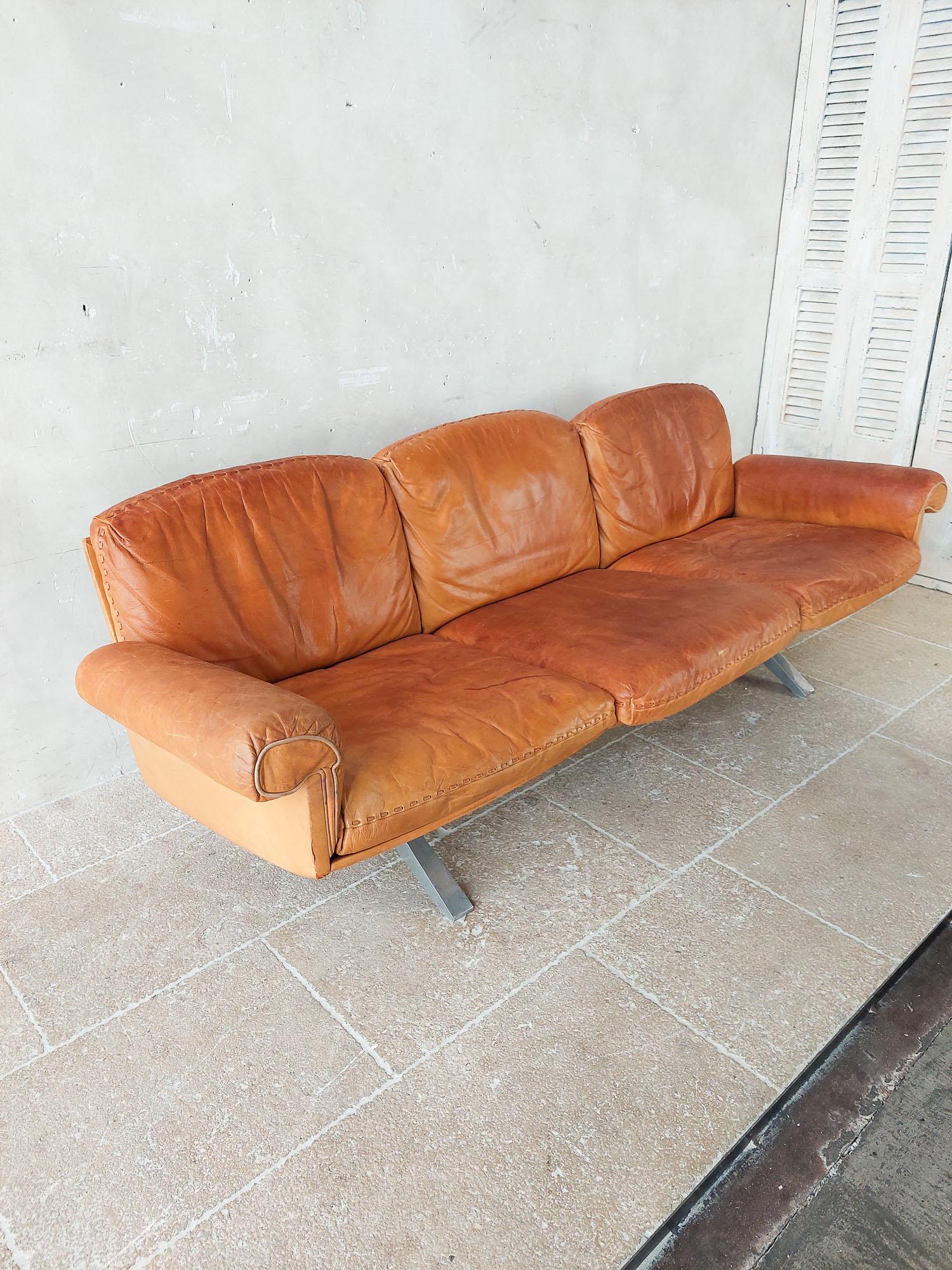Vintage design sofa from De Sede and hocker , model DS31, in cognac leather In Good Condition In Baambrugge, NL