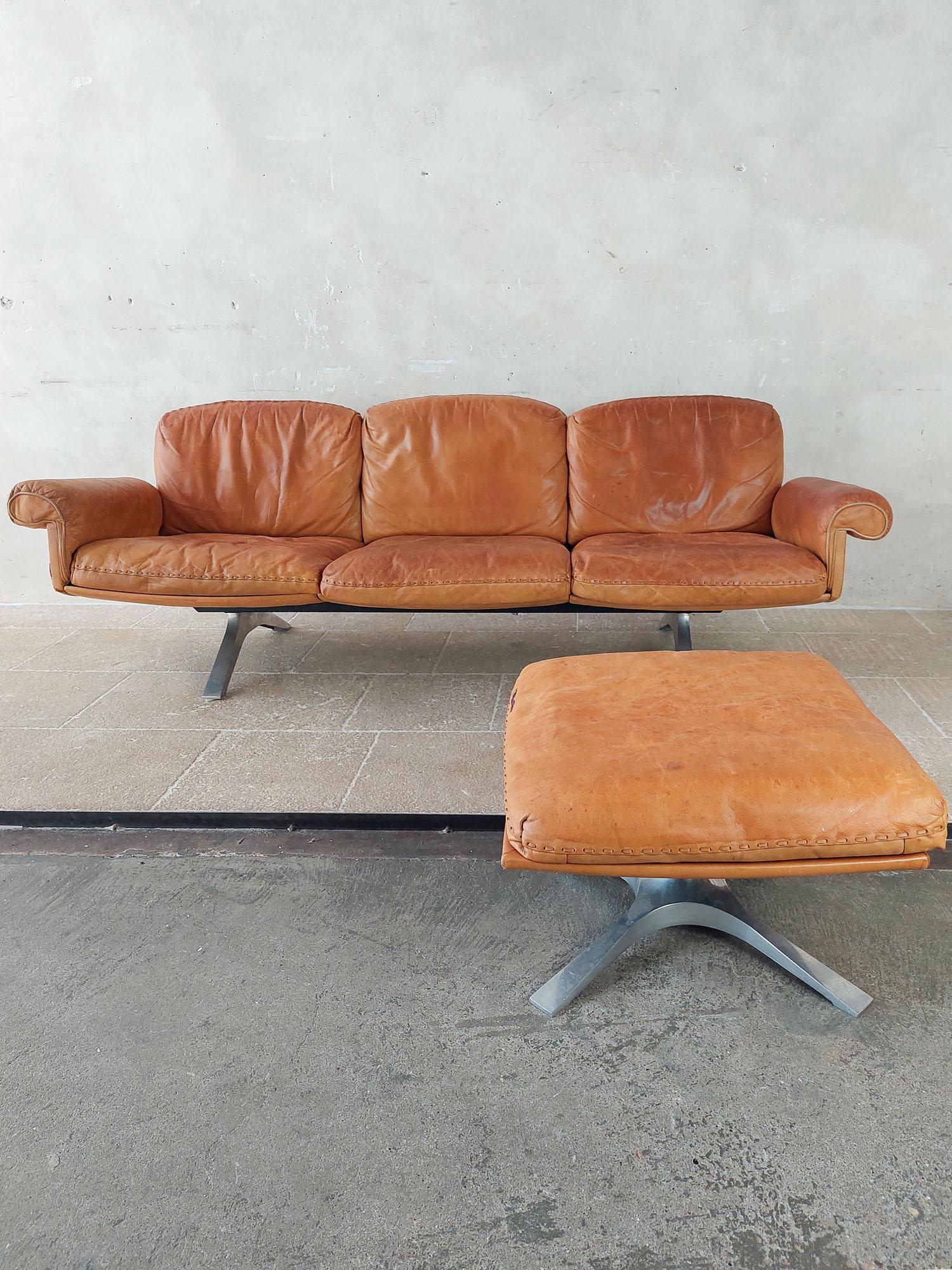 Leather Vintage design sofa from De Sede and hocker , model DS31, in cognac leather