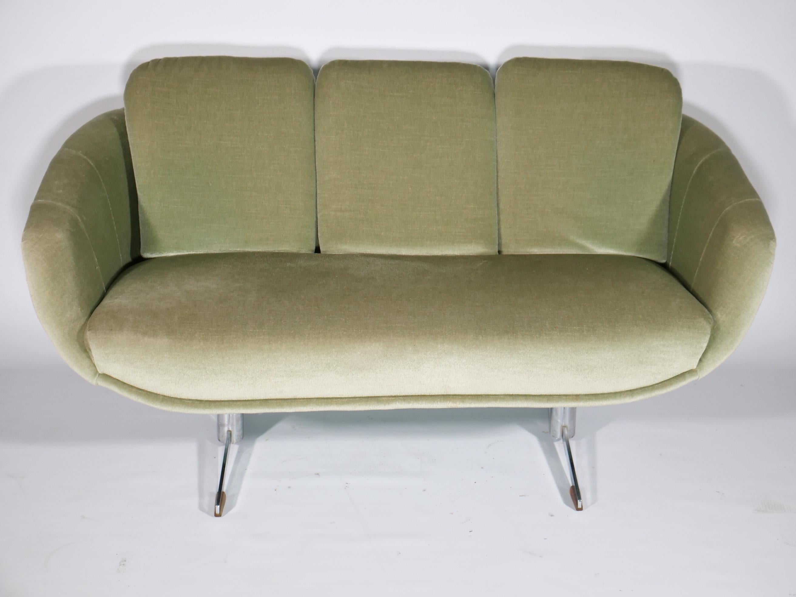 Vintage Design sofa Mid-Century Couch Space Age 60er 70er Jahre 

Tolles Designstück aus den 60er 70er Jahren. Super Zustand -siehe Bilder! 
Wir haben noch drei passende Sessel im Angebot. 

Breite: 150 cm 
Höhe: 83 cm 
Tiefe: 80 cm