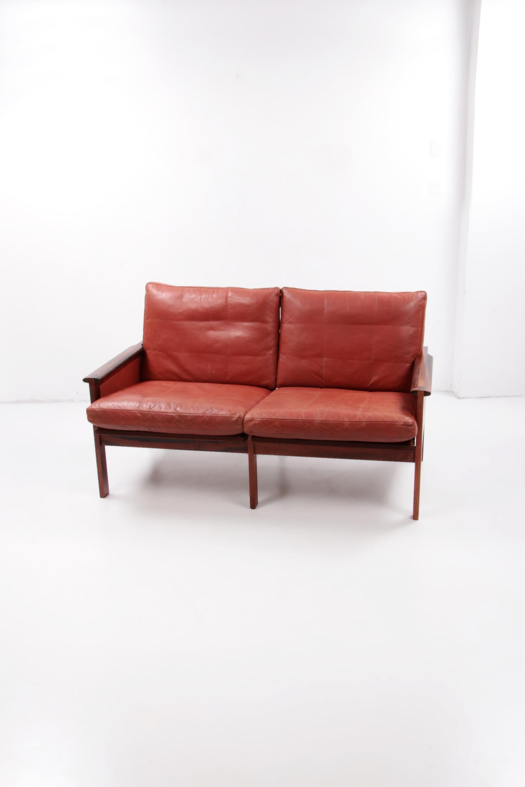 Vintage Design two-seater Model Capella design by Illum Wikkelsø,1960 Denmark.


A beautiful vintage two-seater sofa in solid dark wood and Gognac color leather, designed by Illum Wikkelso in 1958 and made by Niels Eilersen. The condition of the