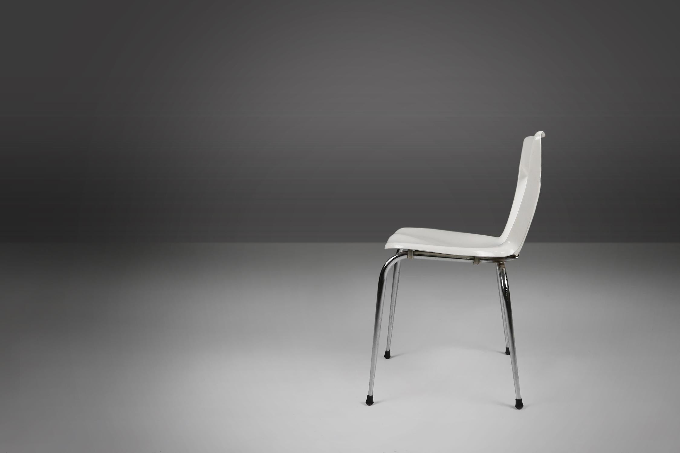 Mid-Century Modern Vintage design white Gilac dining chair No. 1183, France, 1960s For Sale