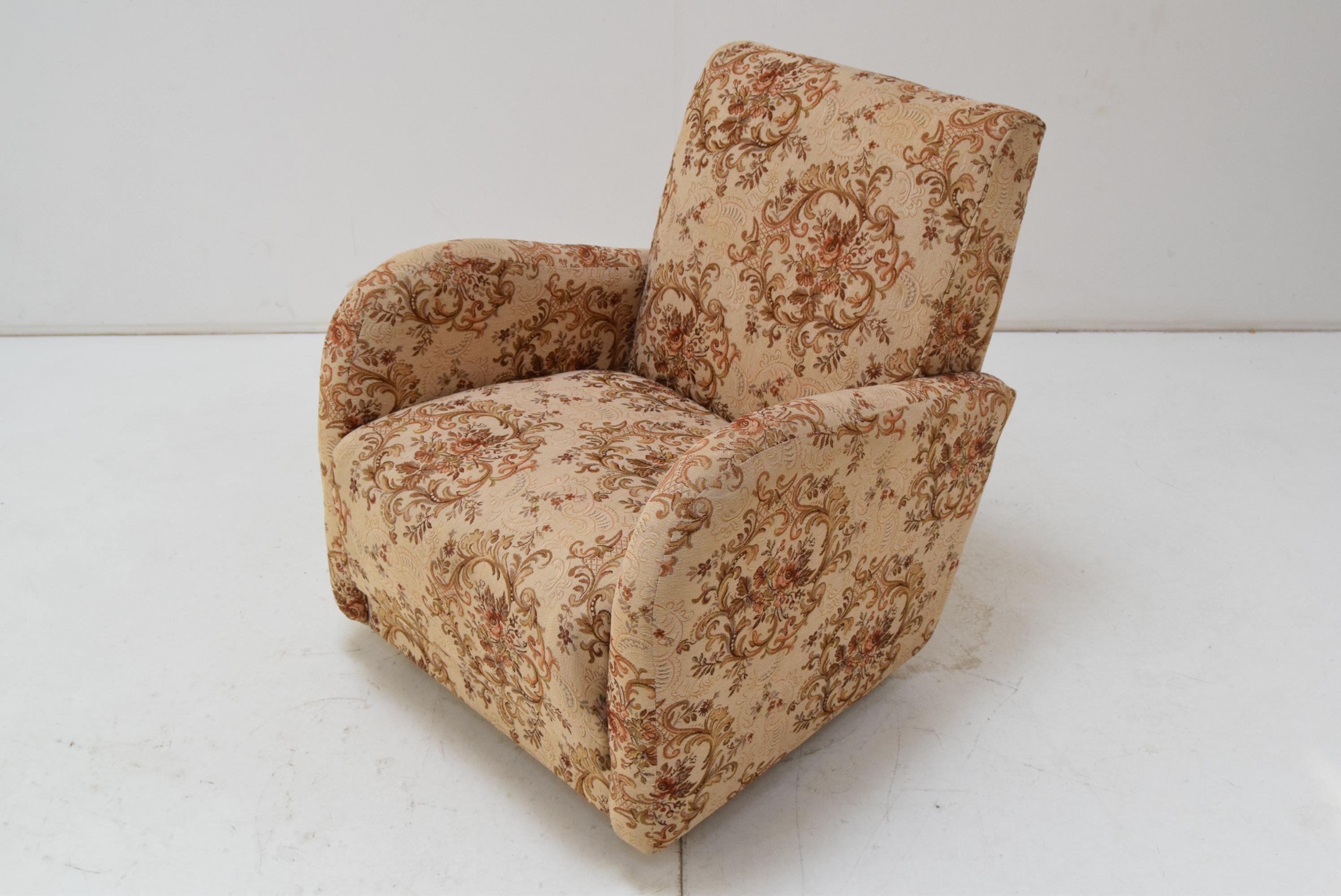 
Hergestellt aus Stoff
Der Stuhl hat Räder für eine bessere Handhabung
Der Stuhl weist Gebrauchsspuren auf 
Die Sitzhöhe beträgt 42 cm
Original Vintage By Zustand
