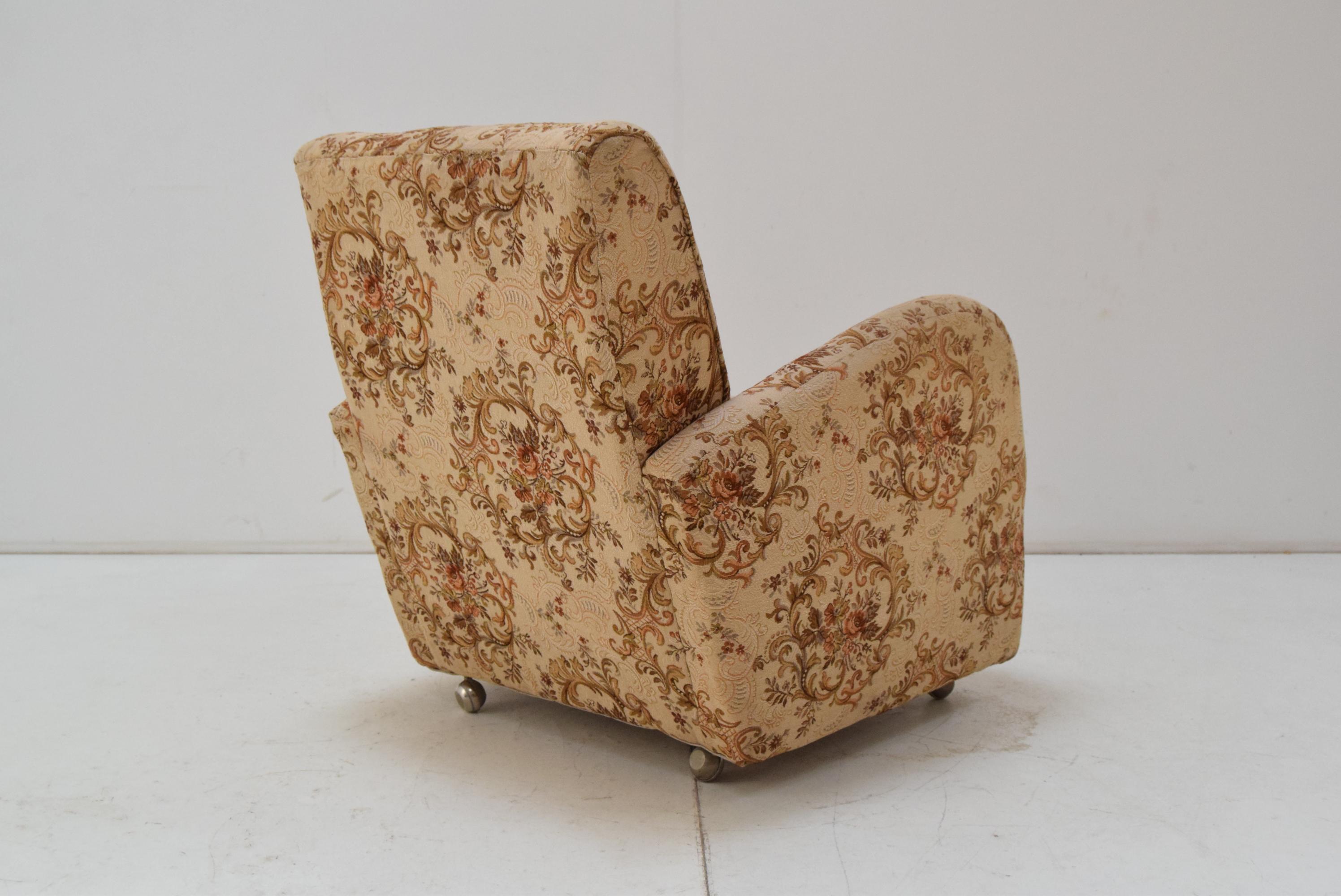 Vintage-Sessel mit Rädern, Tschechoslowakei, 1950er Jahre. (Stoff) im Angebot