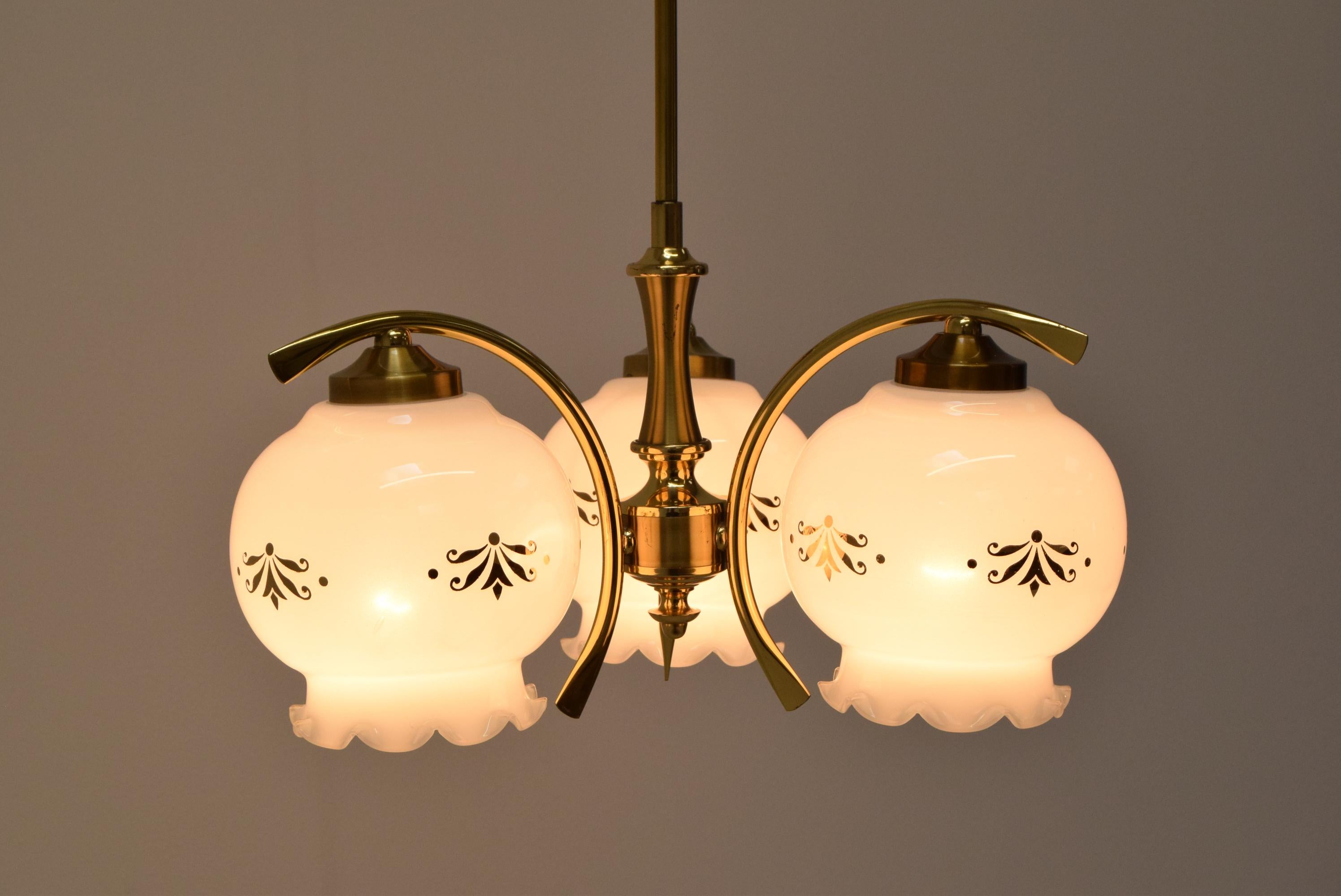 Prodotto in Cecoslovacchia
Realizzato in vetro, ottone
Con patina invecchiata
3x lampadina E27 o E26
Rilucidato
Buone condizioni originali
Compatibile con il cablaggio degli Stati Uniti.