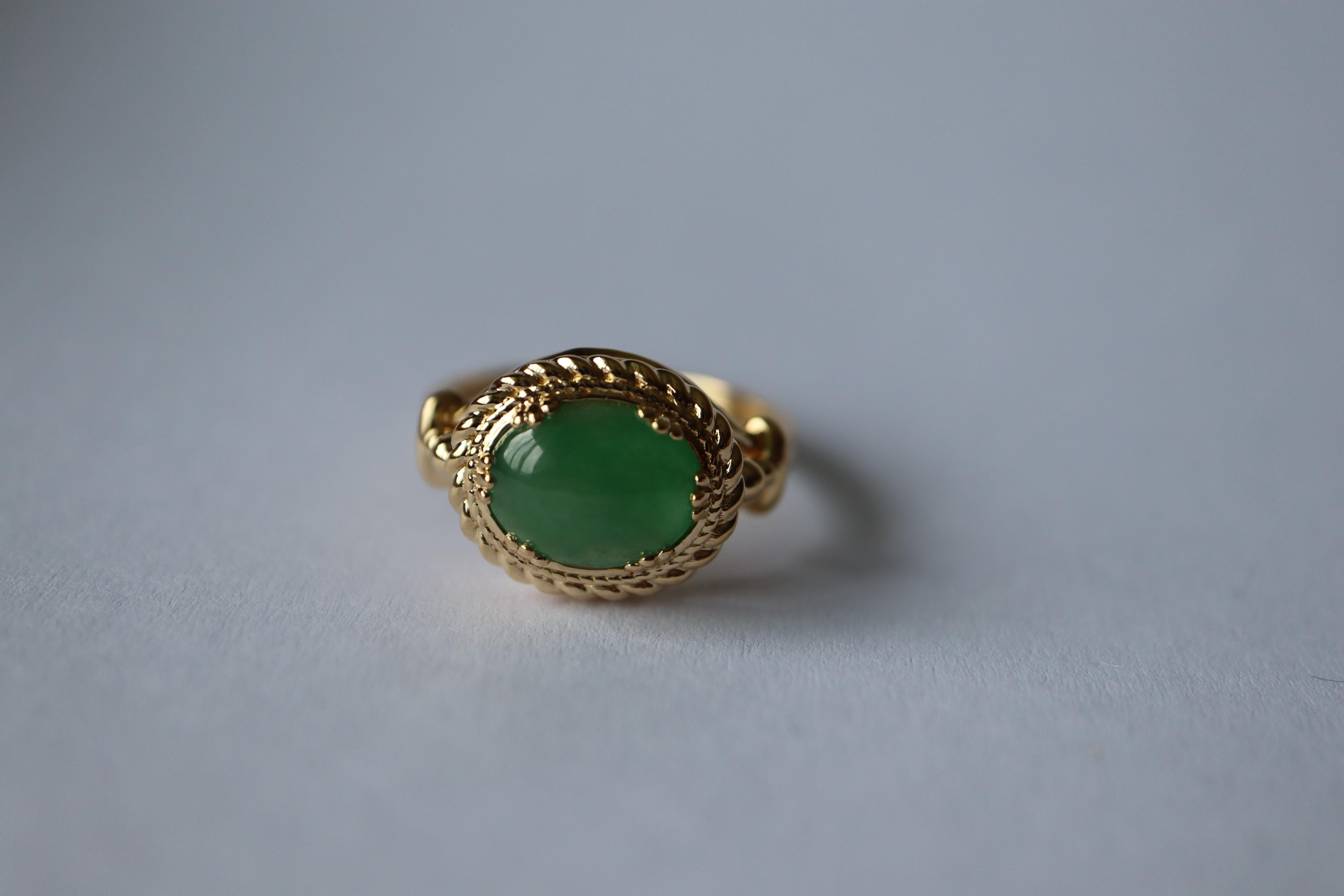 Art Deco Vintage-Designed Jade Ring in 18K Solid Gold For Sale