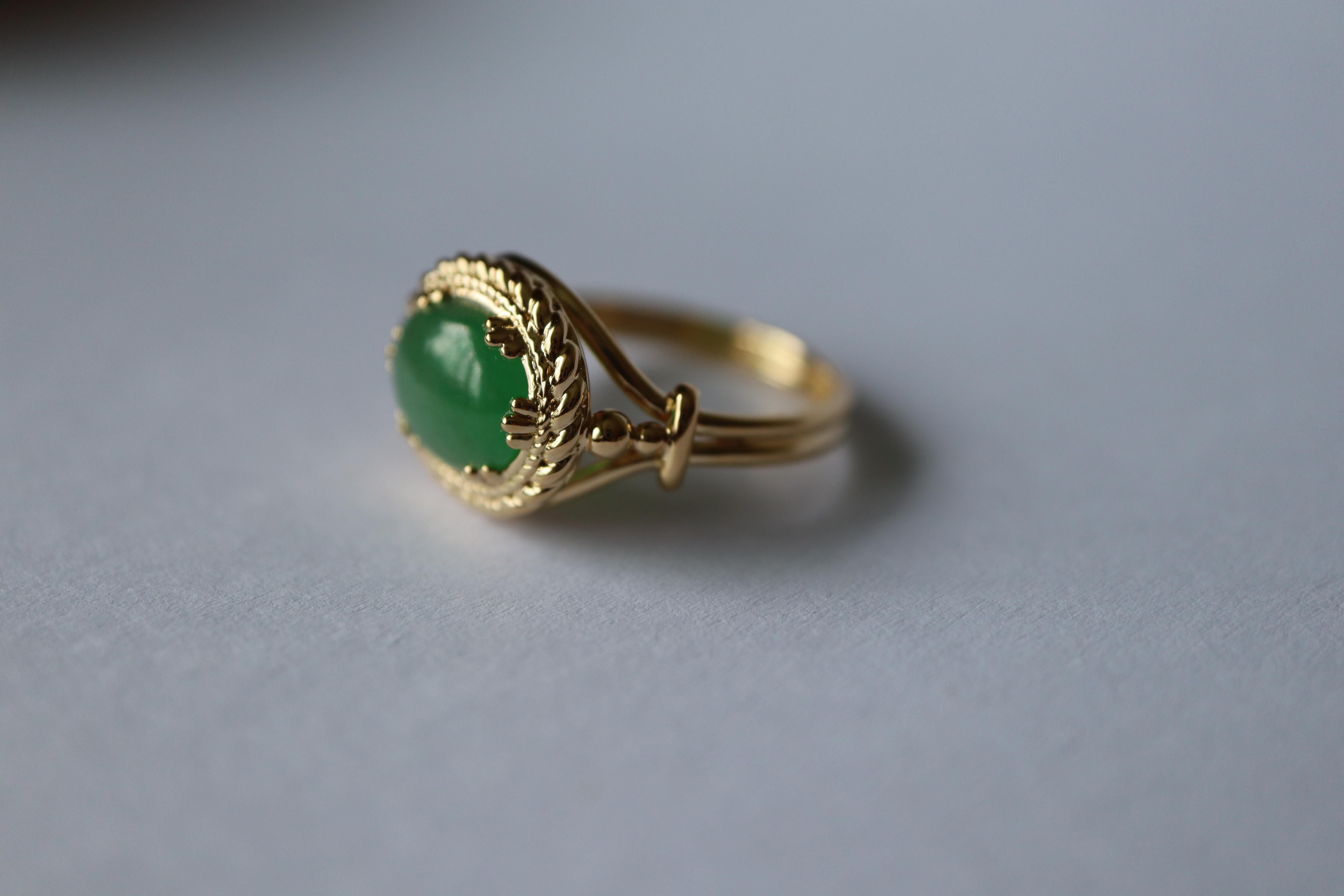 Taille ovale Bague de jade en or massif 18 carats au design vintage en vente