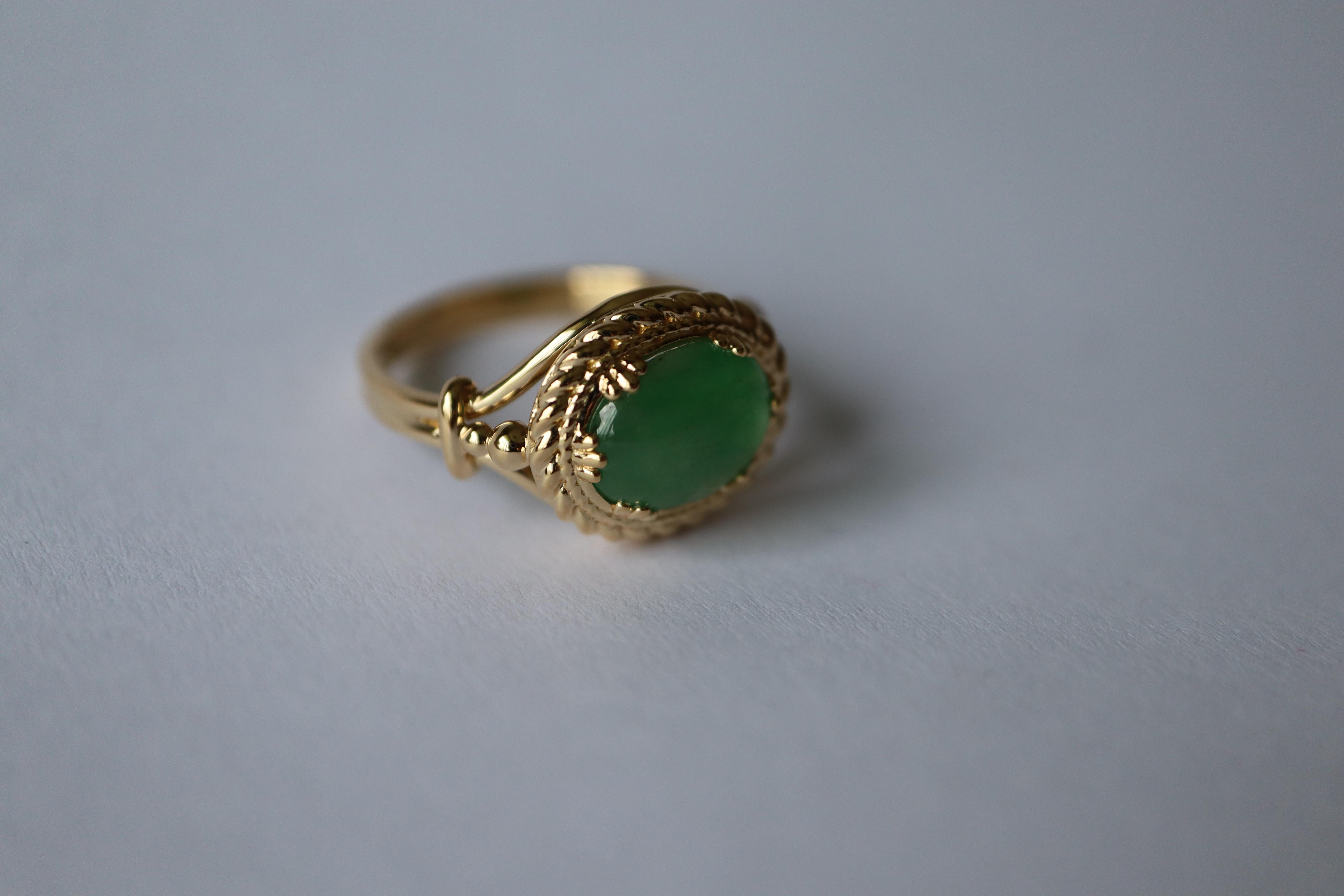 Vintage-Designed Jade Ring in 18K Solid Gold In New Condition For Sale In Singapore, SG