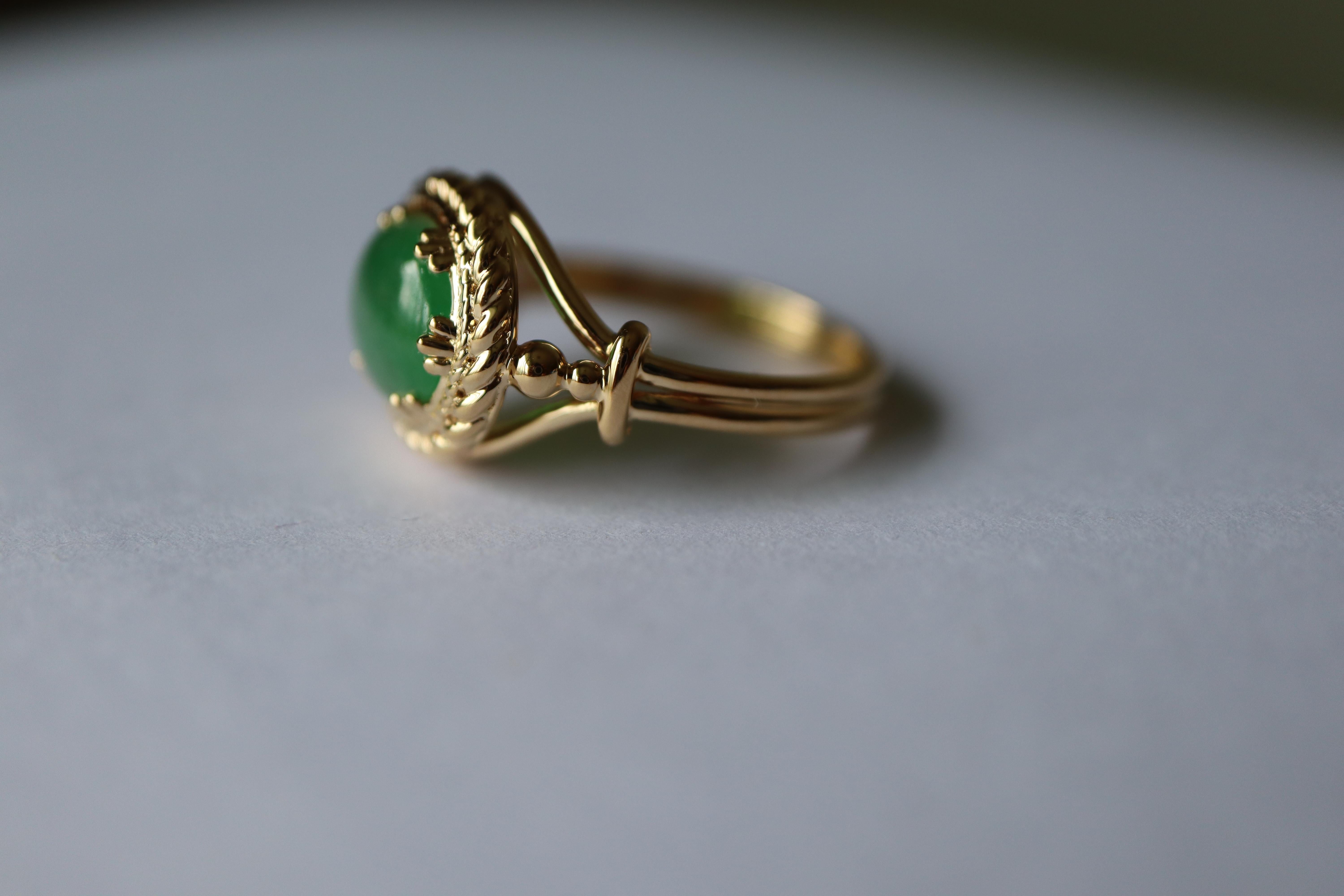 Women's or Men's Vintage-Designed Jade Ring in 18K Solid Gold For Sale