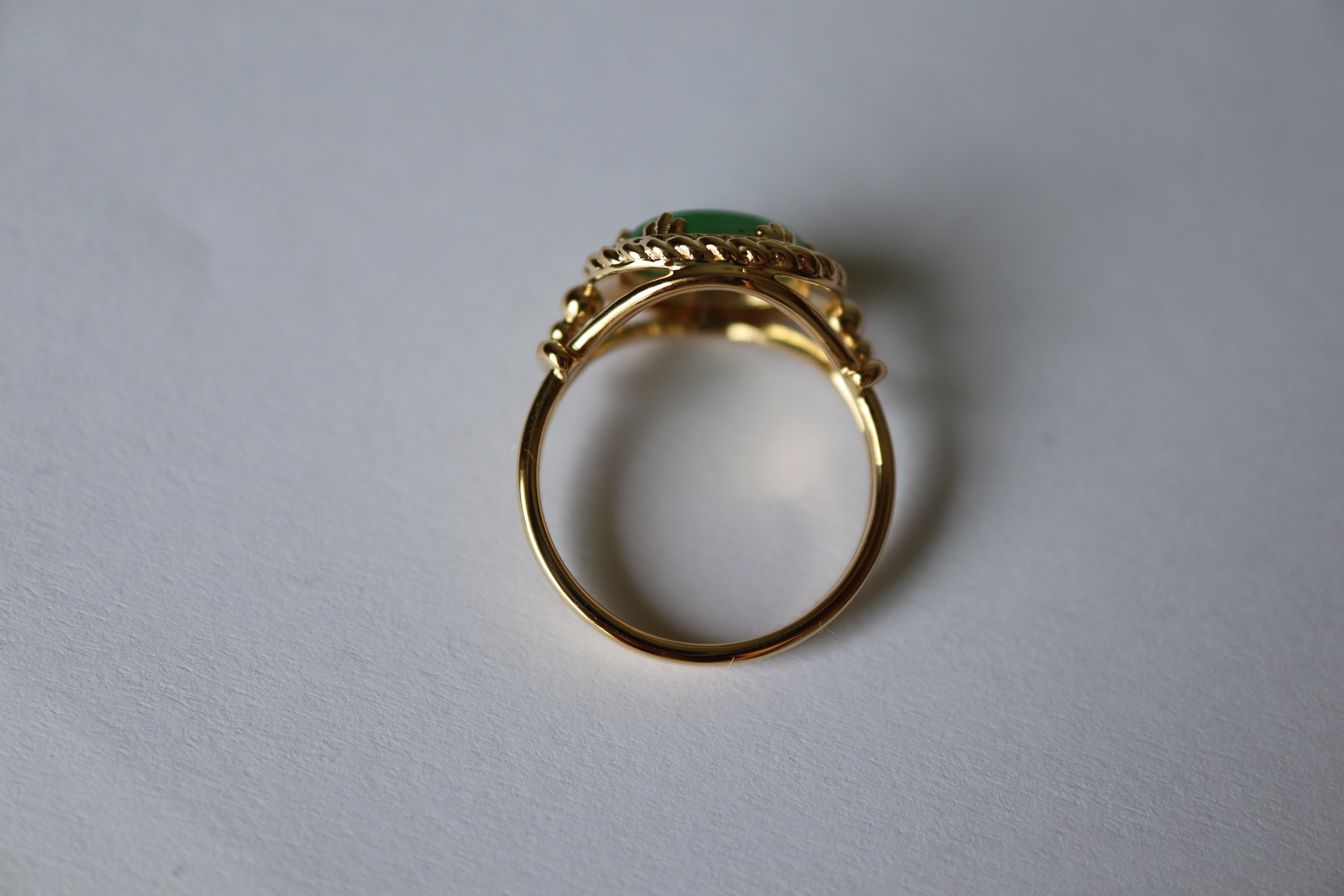 Vintage-Designed Jade Ring in 18K Solid Gold For Sale 1
