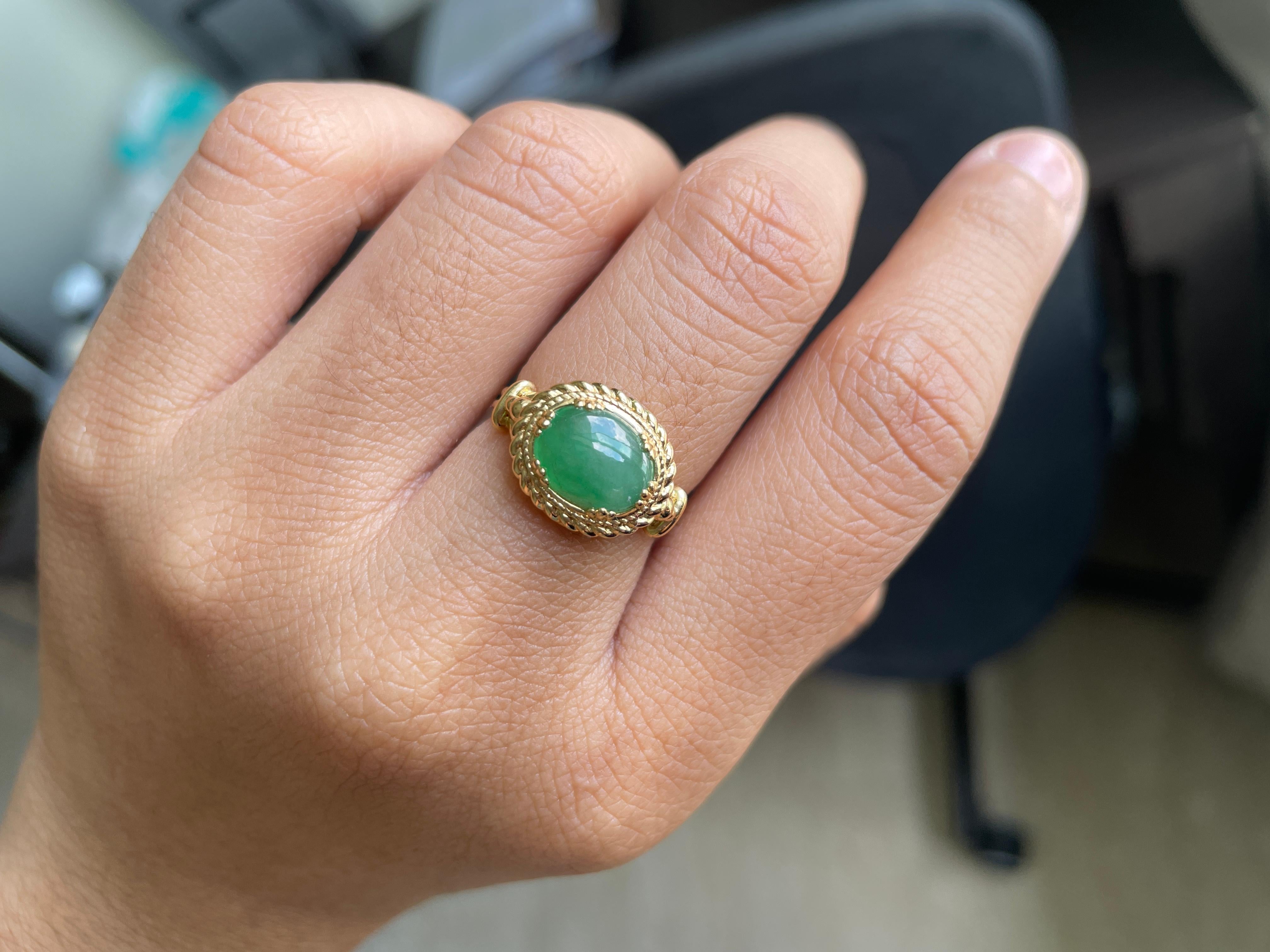 Vintage-Designed Jade Ring in 18K Solid Gold For Sale 2