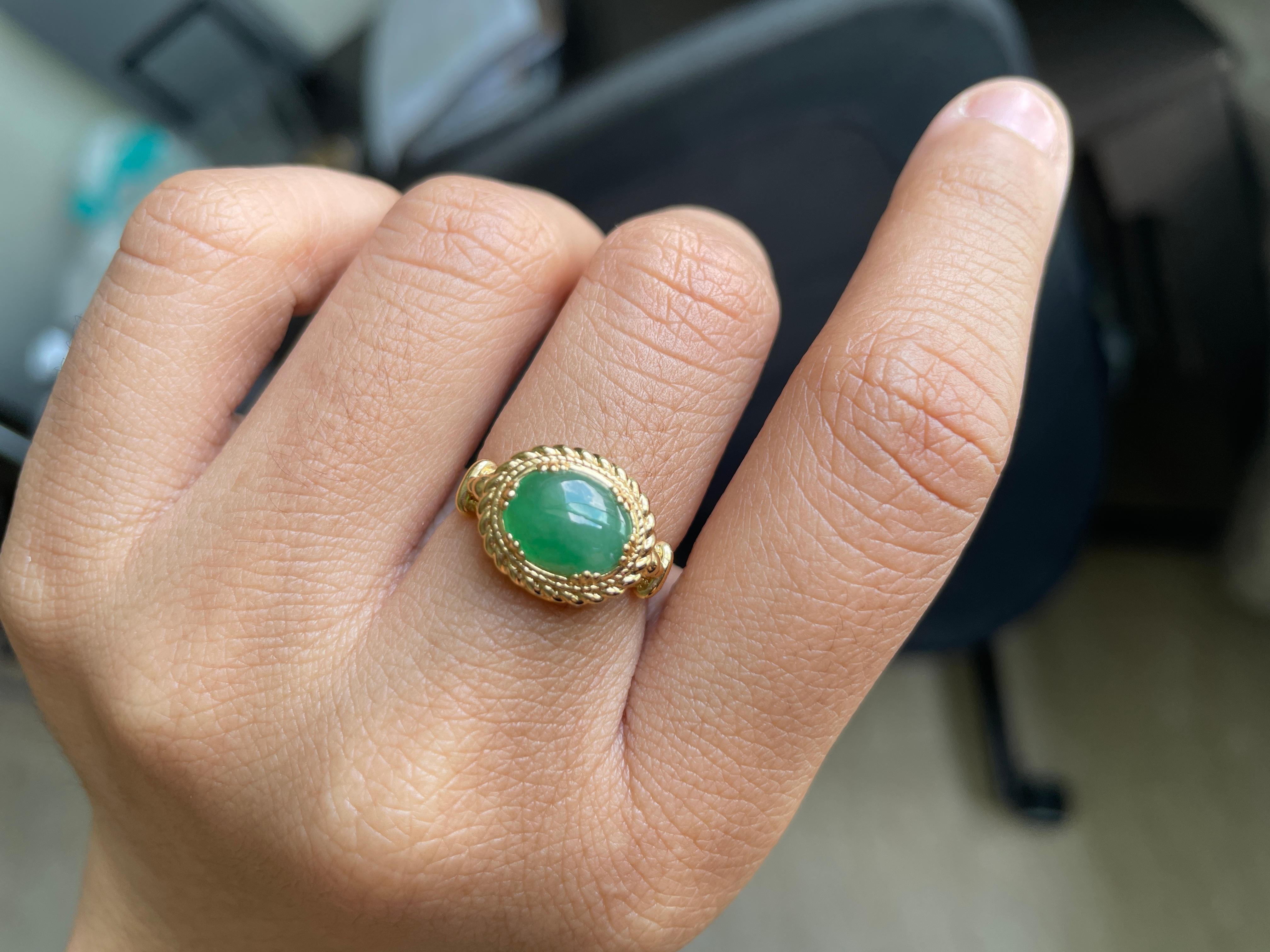 Vintage-Designed Jade Ring in 18K Solid Gold For Sale 3