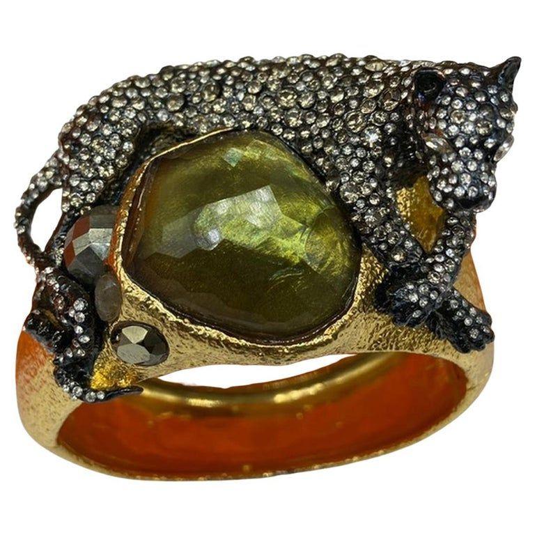 Einfach fabelhaft! Wickeln Sie dieses moderne und raffinierte Swarovski Crystal Encrusted Sitting Panther Exotic Hinged Bracelet von Designer Alexis Bittar um Ihr Handgelenk. Zentrierung eines großen Custom Cut Smokey Light Sage Doublet Stone.