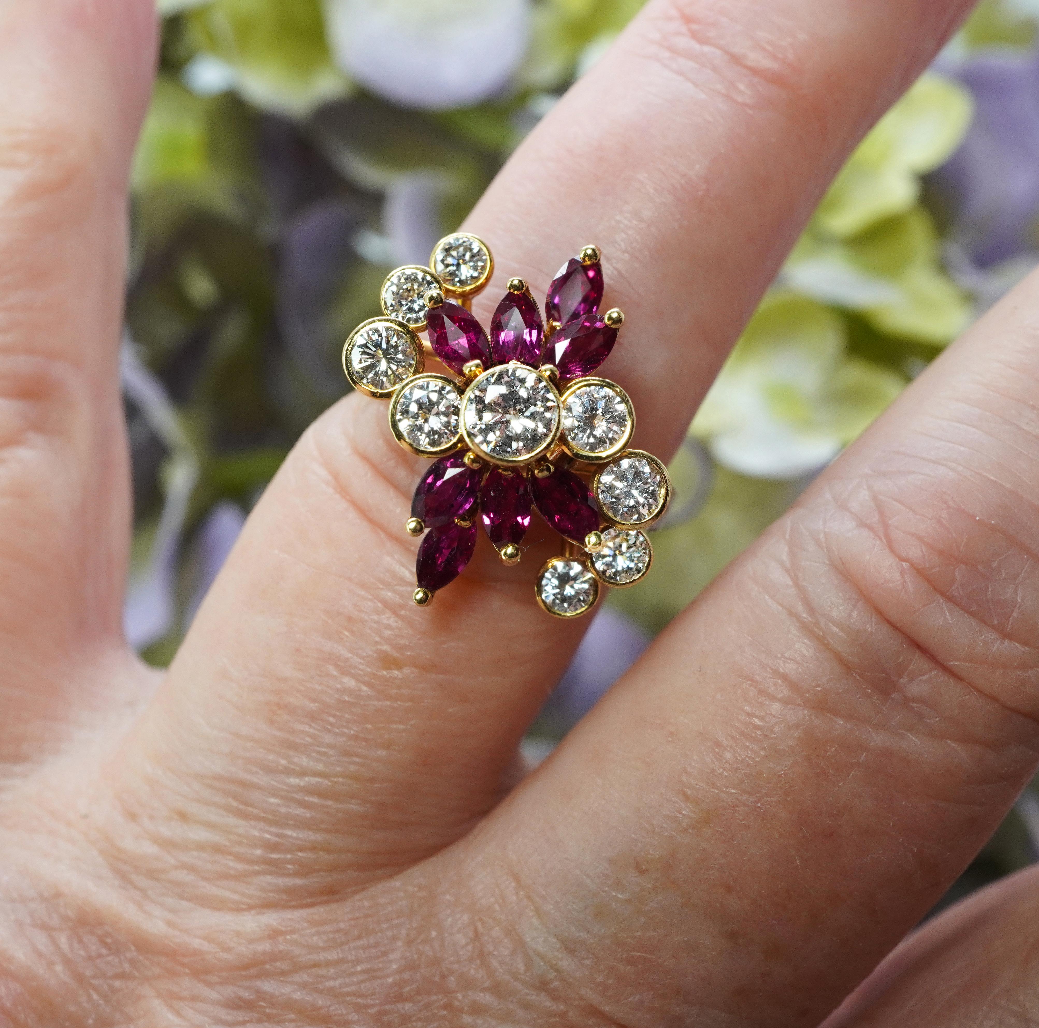  Vintage Designer Burmese Ruby Diamond Ring 18K Gold GC&G Signed Estate Midcentury 

 Dieser fantastische Nachlassring ist aus luxuriösem 18-karätigem Gelbgold gefertigt. Es ist signiert GC & G, sehr feines Stück Nachlass-Schmuck. Es gibt 9 rund