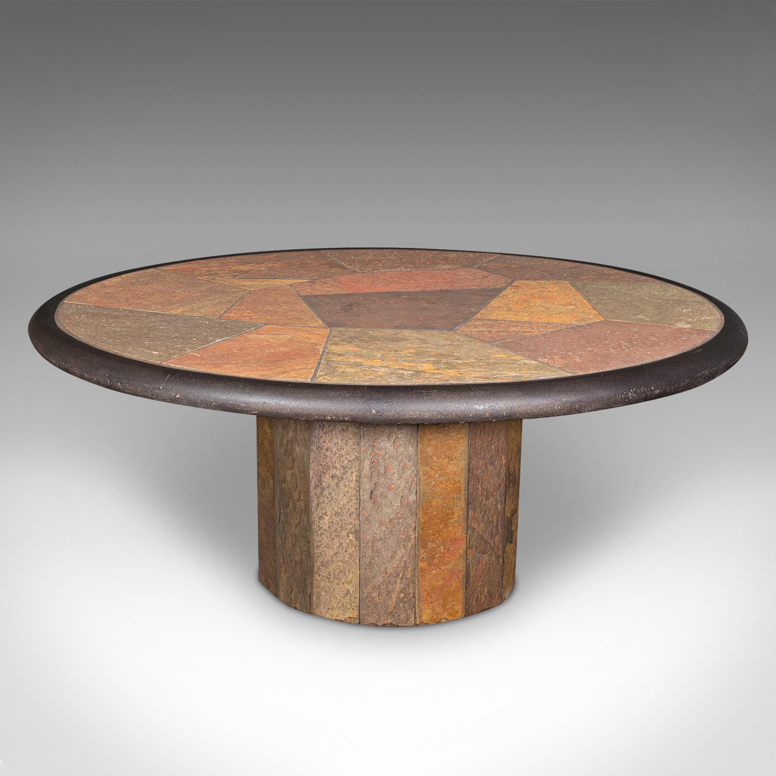 Dies ist ein Vintage-Designer-Couchtisch. Ein niederländischer runder Tisch mit Schiefer- und Messingintarsien im Brutalismus von Paul Kingma, aus dem späten 20. Jahrhundert, um 1980.

Paul Kingma (1931 - 2013) war ein niederländischer Bildhauer und
