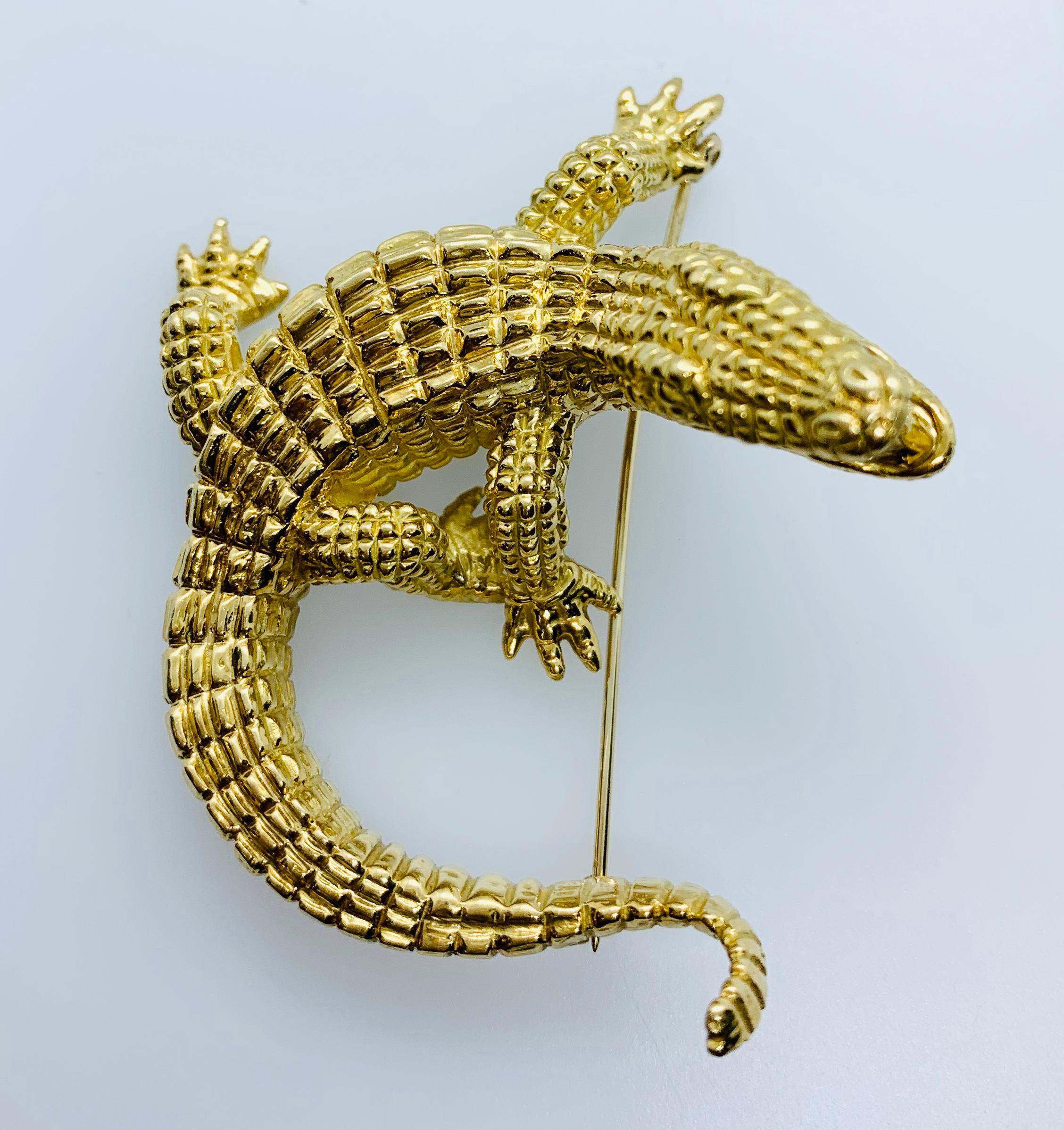 Gorgeous Designer Craig Drake Alligator Brooch in Excellent condition! It is made in 18K Yellow Gold with beautiful detail. He measures 2.5 inches by 2 inches and weighs 38.3 grams.