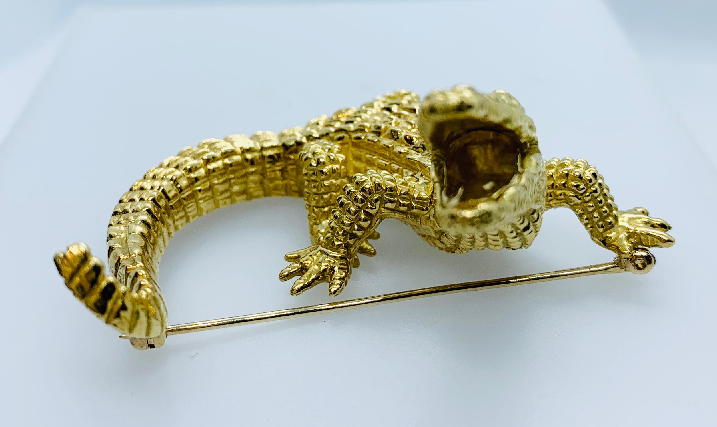 Women's or Men's Vintage Designer Craig Drake 18 Karat Yellow Gold Alligator Brooch