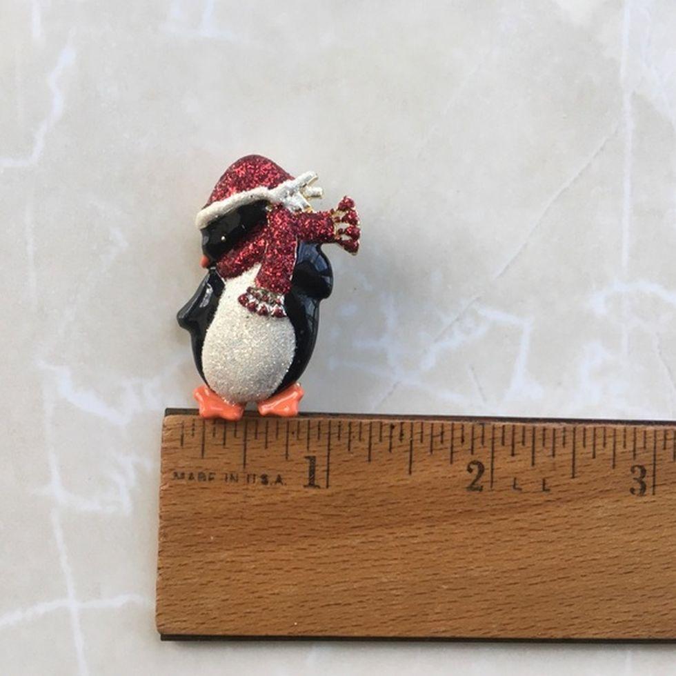 Vintage Designer Enamel Penguin Brooch Happy Holiday Pin In Excellent Condition For Sale In Montreal, QC