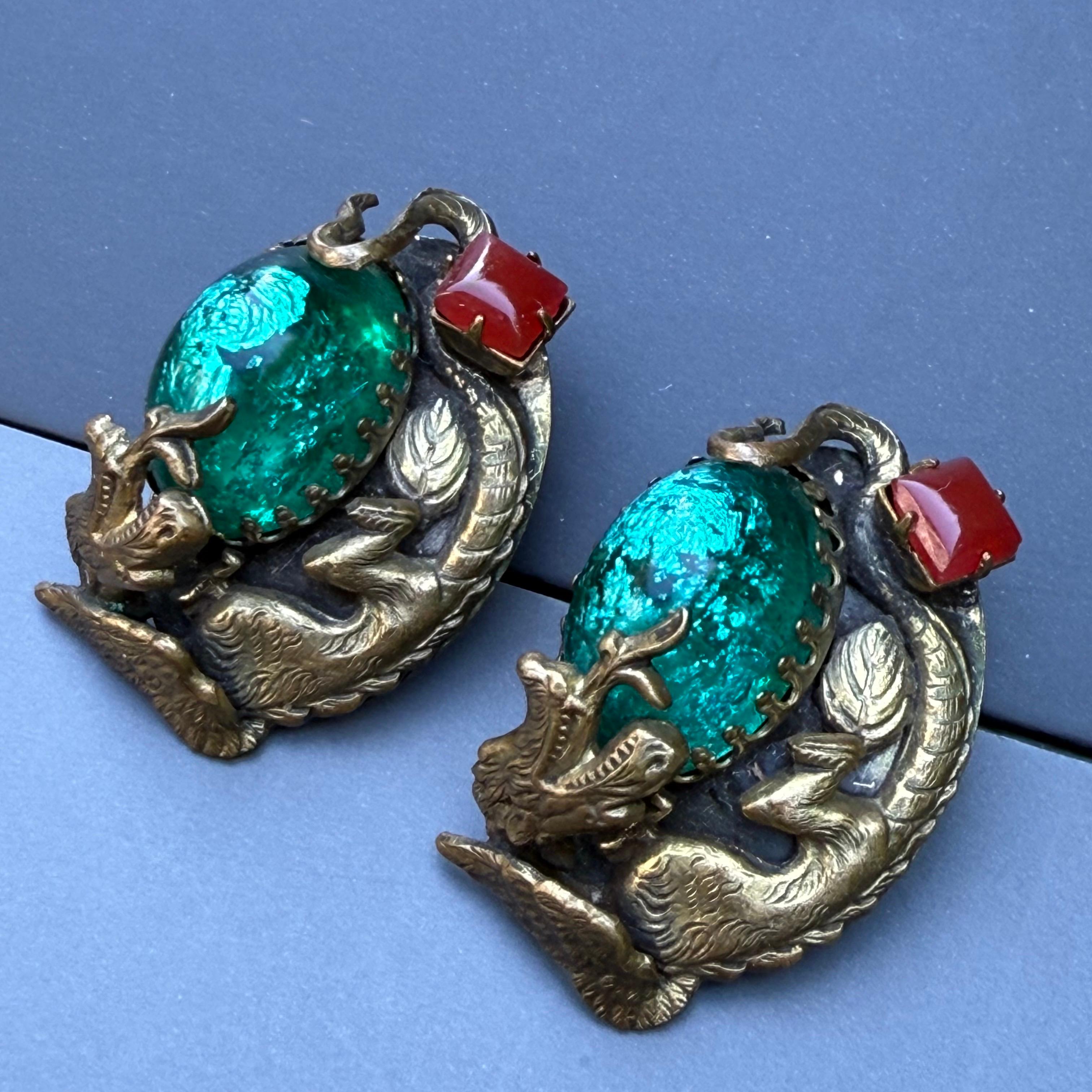 Pendientes de clip vintage alemanes de mediados del siglo XX con cabujón de vidrio laminado, motivo dragón

Un llamativo par de pendientes vintage de clip de mediados del siglo XX, probablemente fabricados en Alemania, con vibrantes cabujones de
