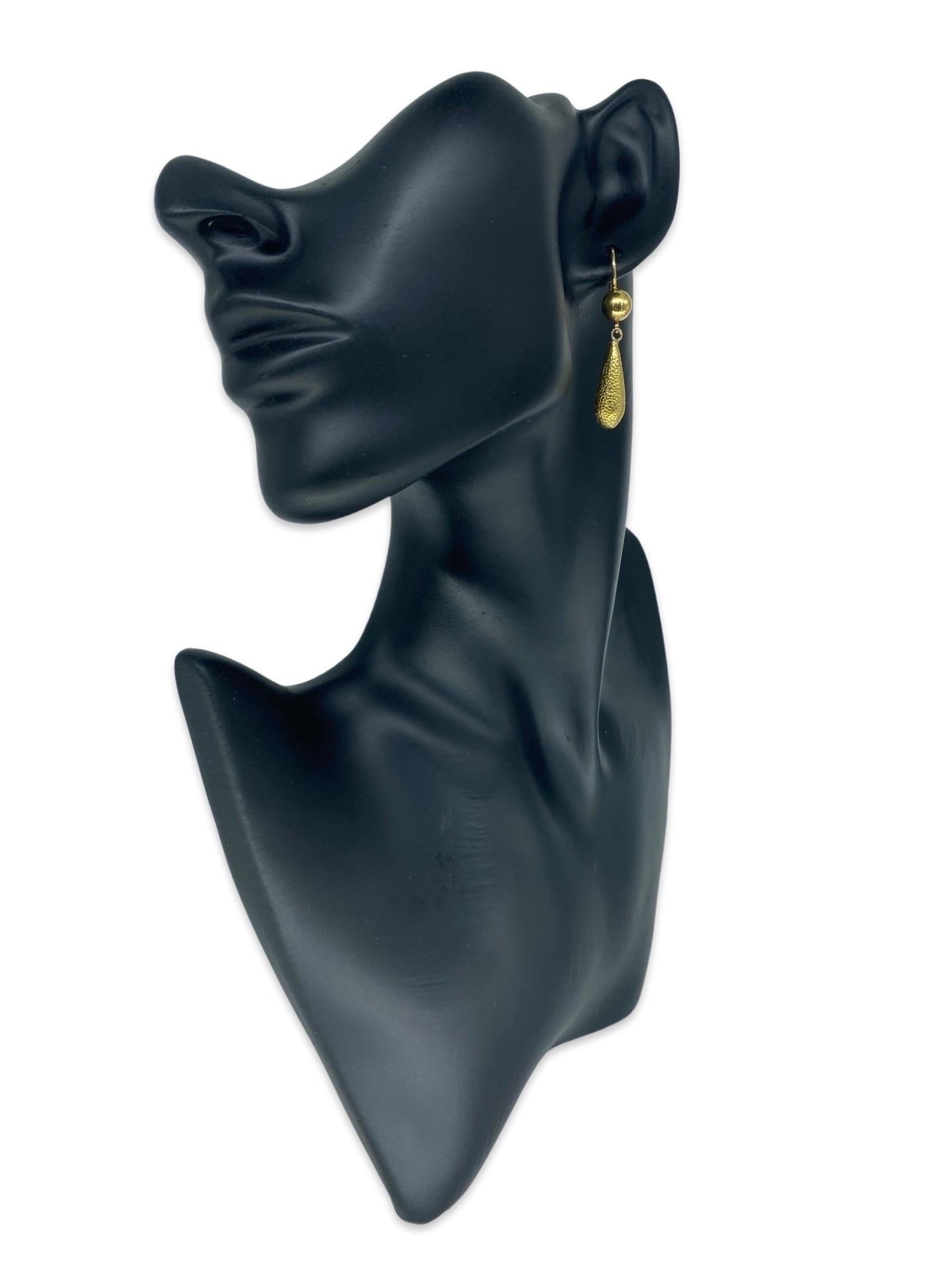 Vintage Designer Hammered Dangle Drop Lever Back Earrings 18k Gold Italy. Les boucles d'oreilles mesurent 32 mm de hauteur. Les boucles d'oreilles pèsent 7,4 g.