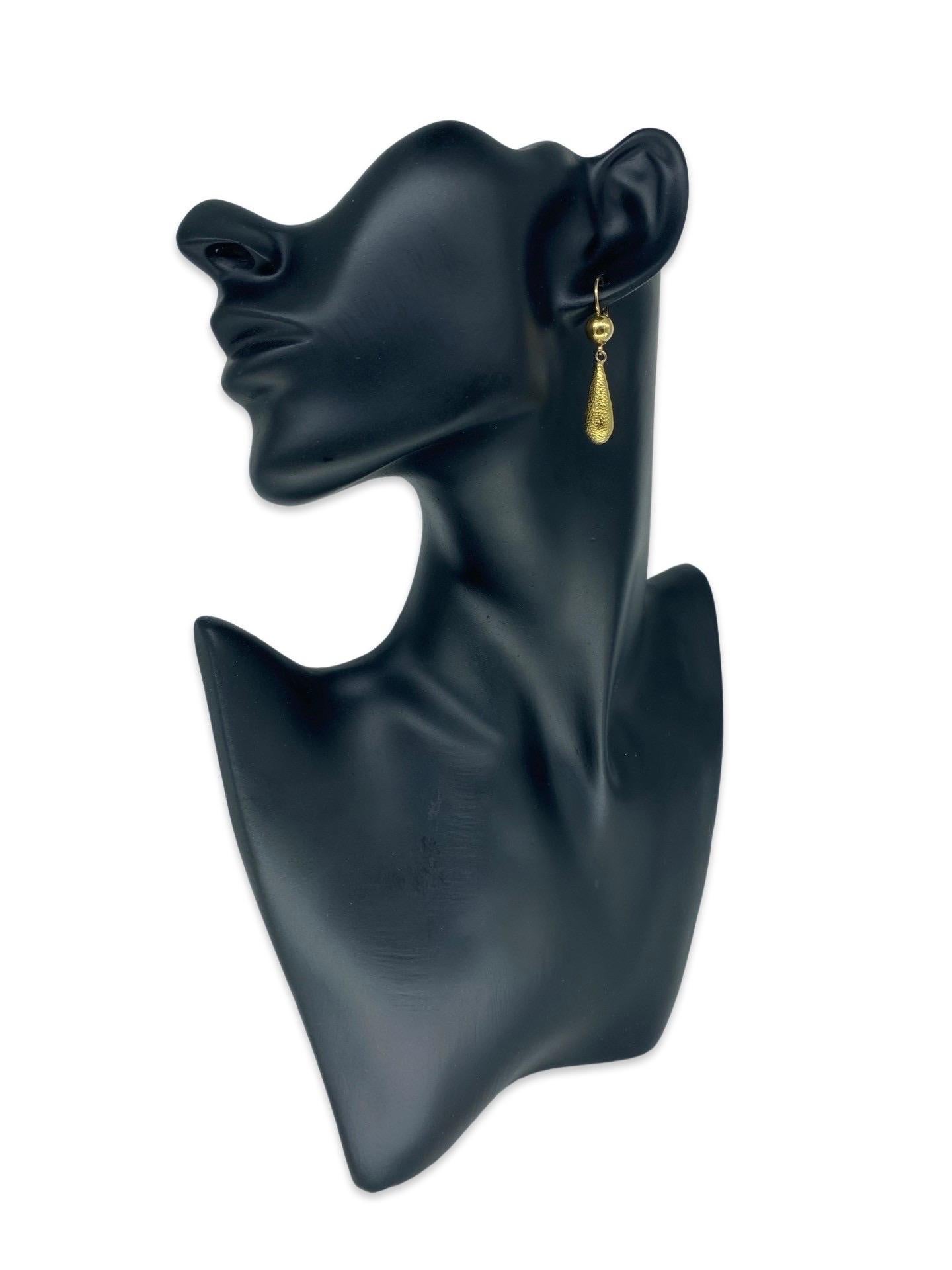 Boucles d'oreilles pendantes vintage Hammered Dangle Drop Lever Back en or 18k Italie Bon état - En vente à Miami, FL