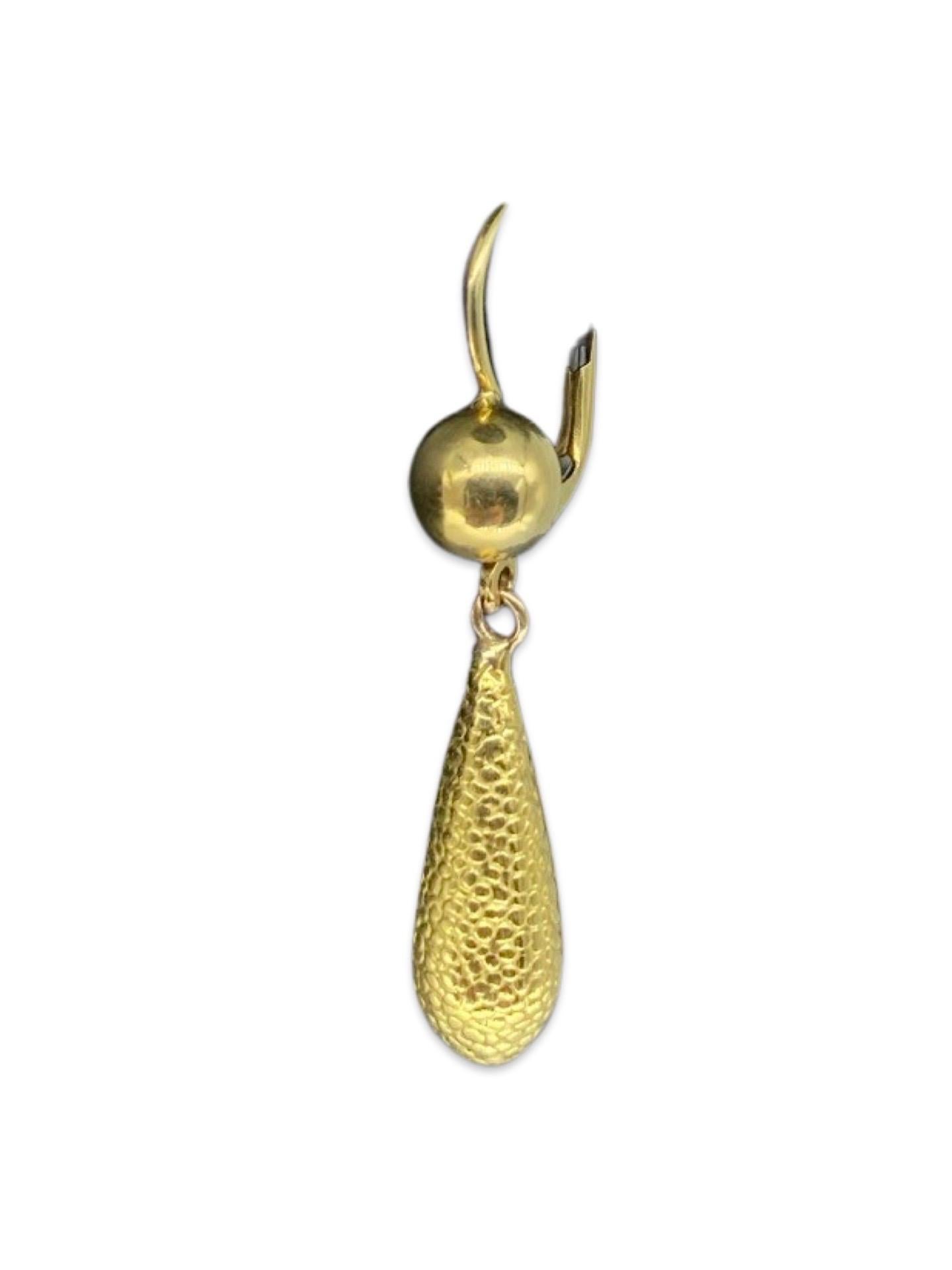 Vintage Designer Hammered Dangle Drop Lever Back Earrings 18k Gold Italy For Sale 2