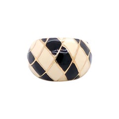 Grande bague vintage MAZ en or jaune 14 carats et émail noir et blanc